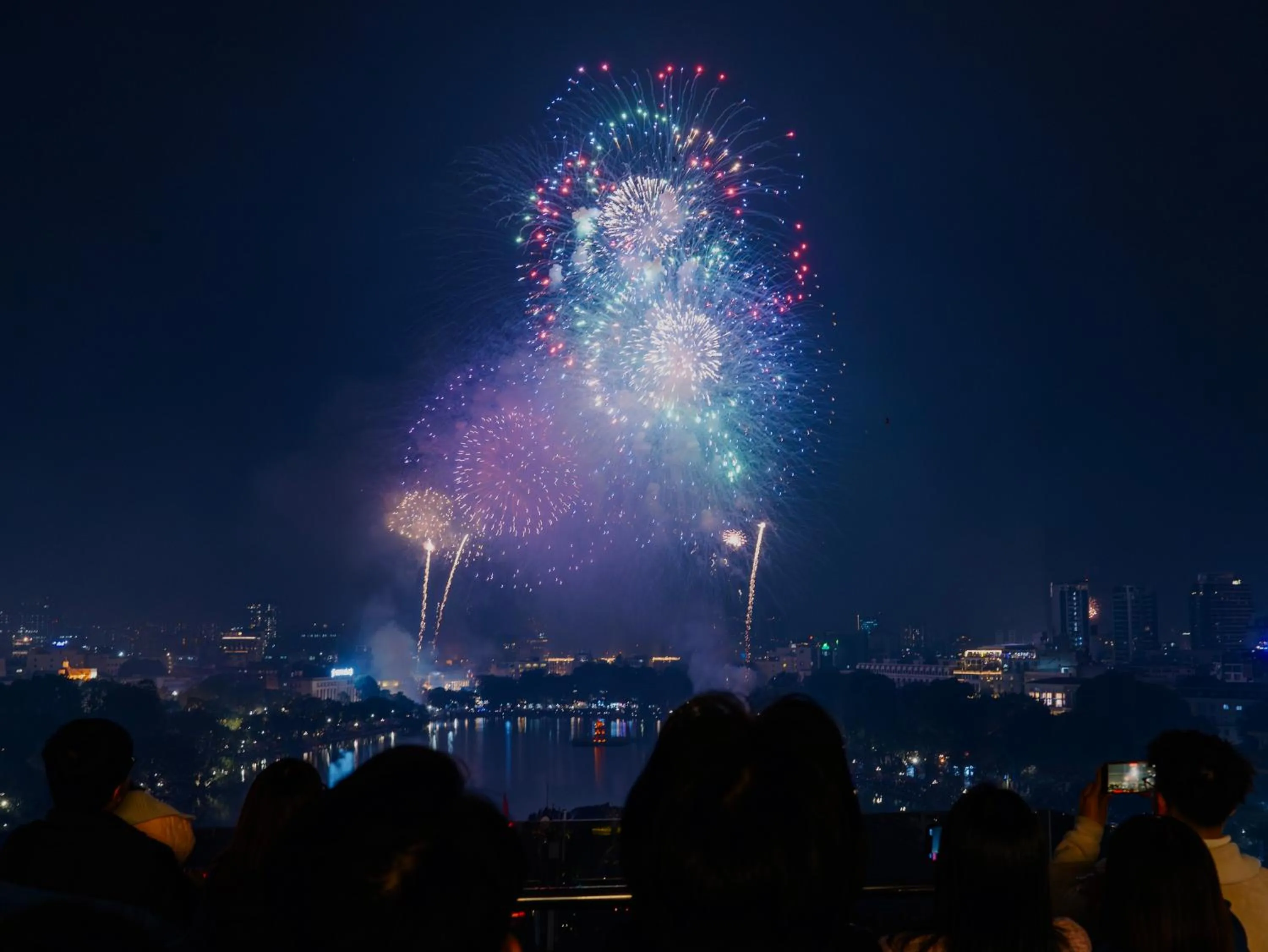 Lounge or bar in MAY DE VILLE Lakeside Hotel