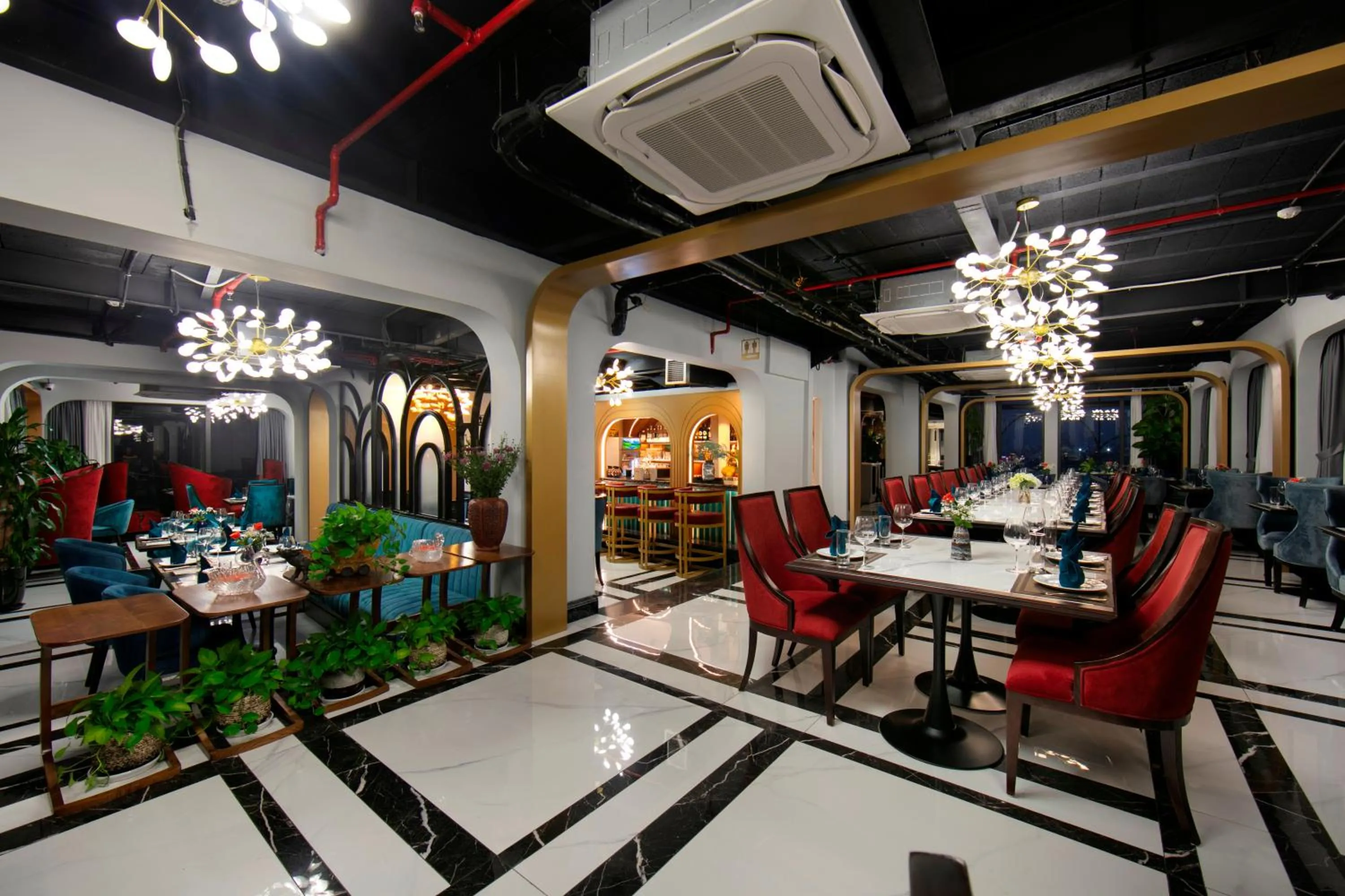 Restaurant/places to eat in MAY DE VILLE Lakeside Hotel