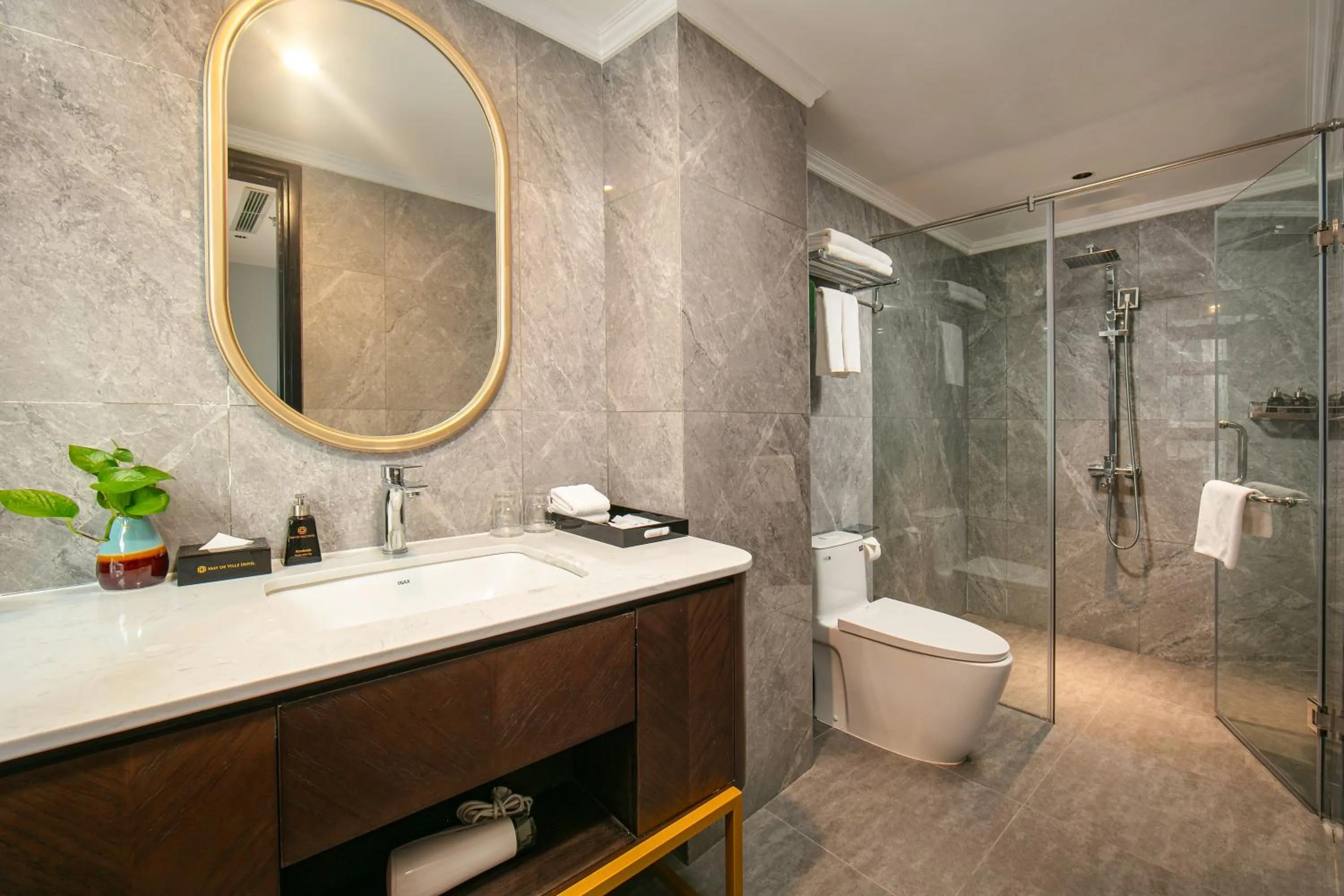 Shower in MAY DE VILLE Lakeside Hotel