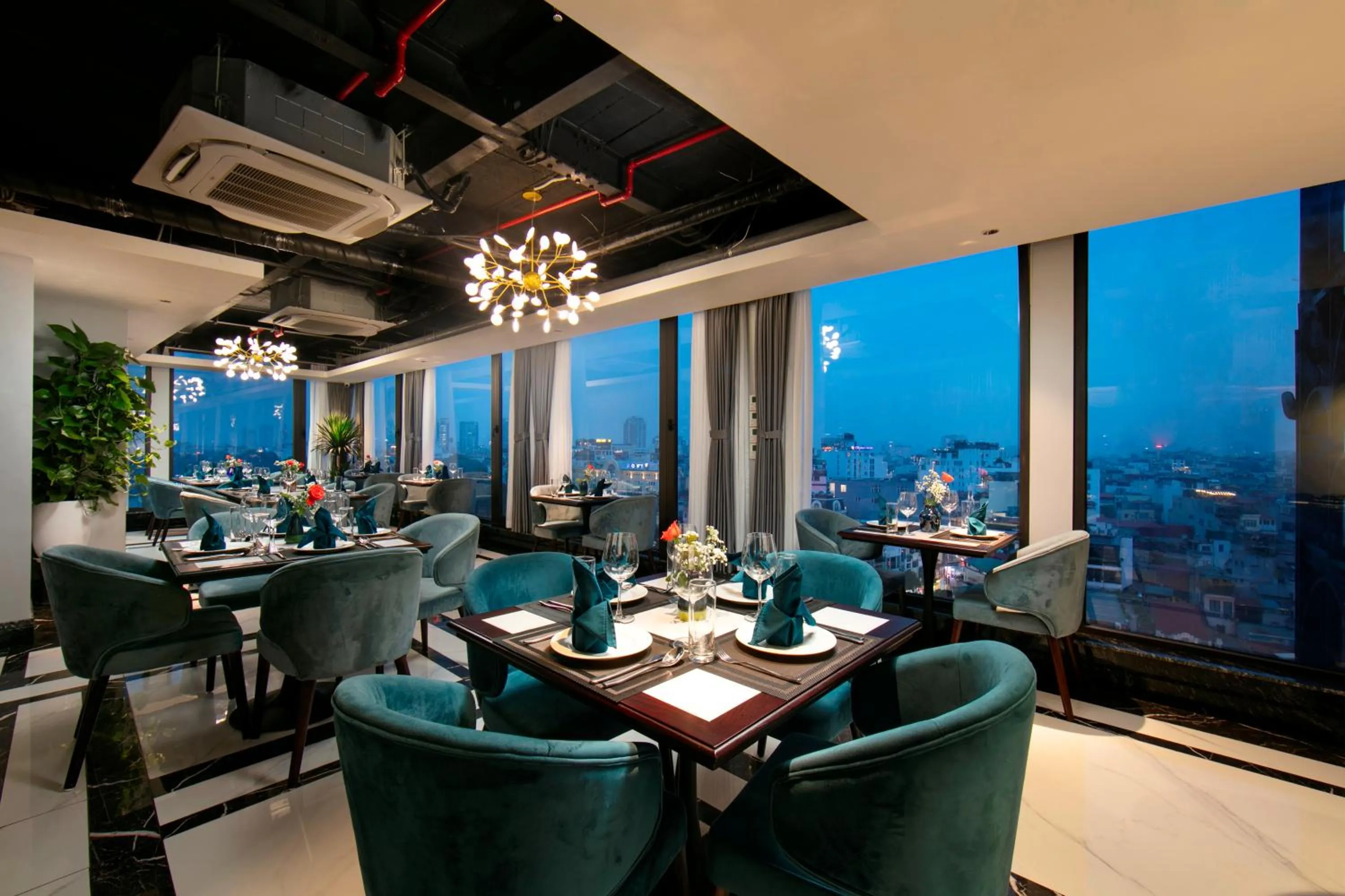 Restaurant/places to eat in MAY DE VILLE Lakeside Hotel