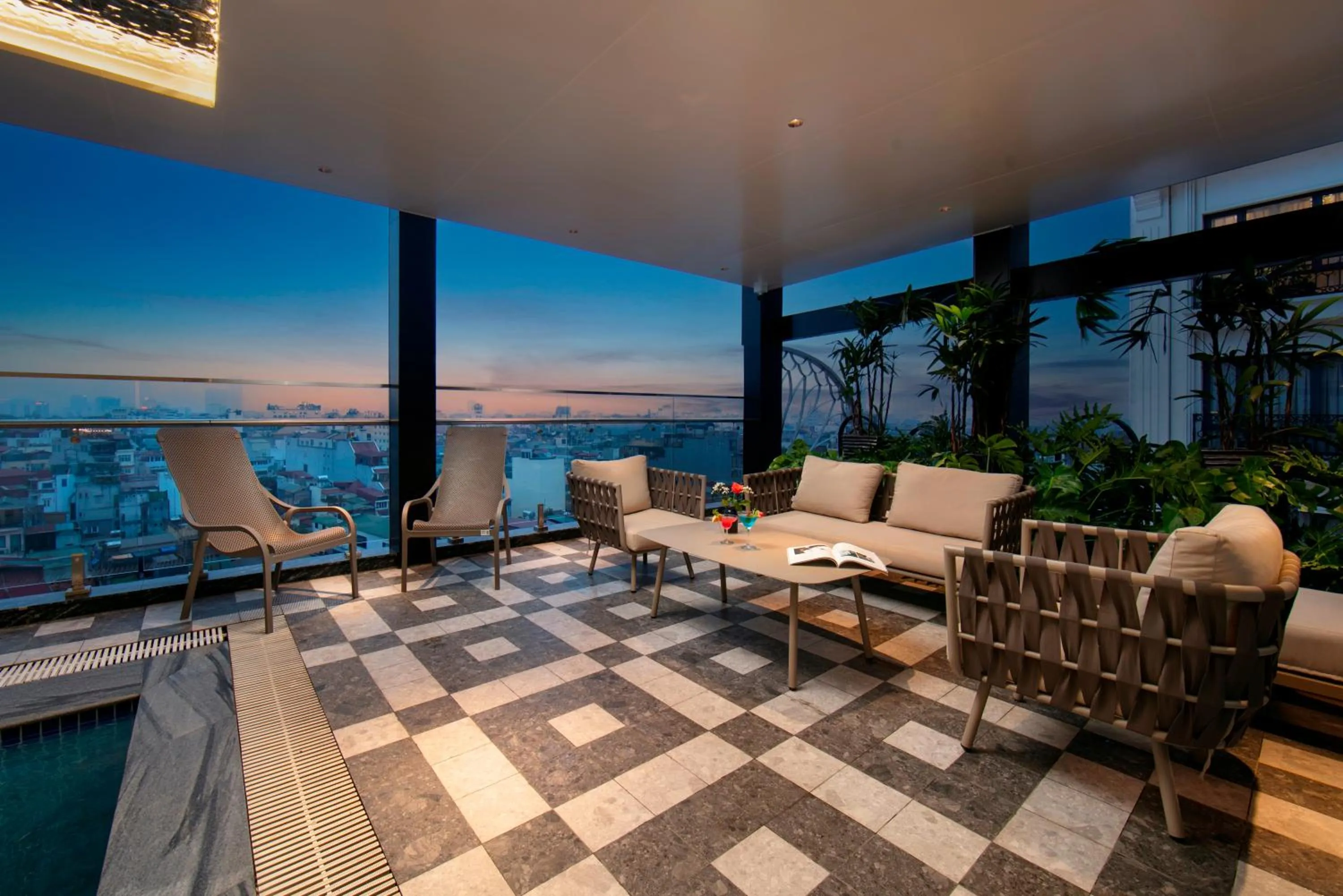 Swimming pool in MAY DE VILLE Lakeside Hotel