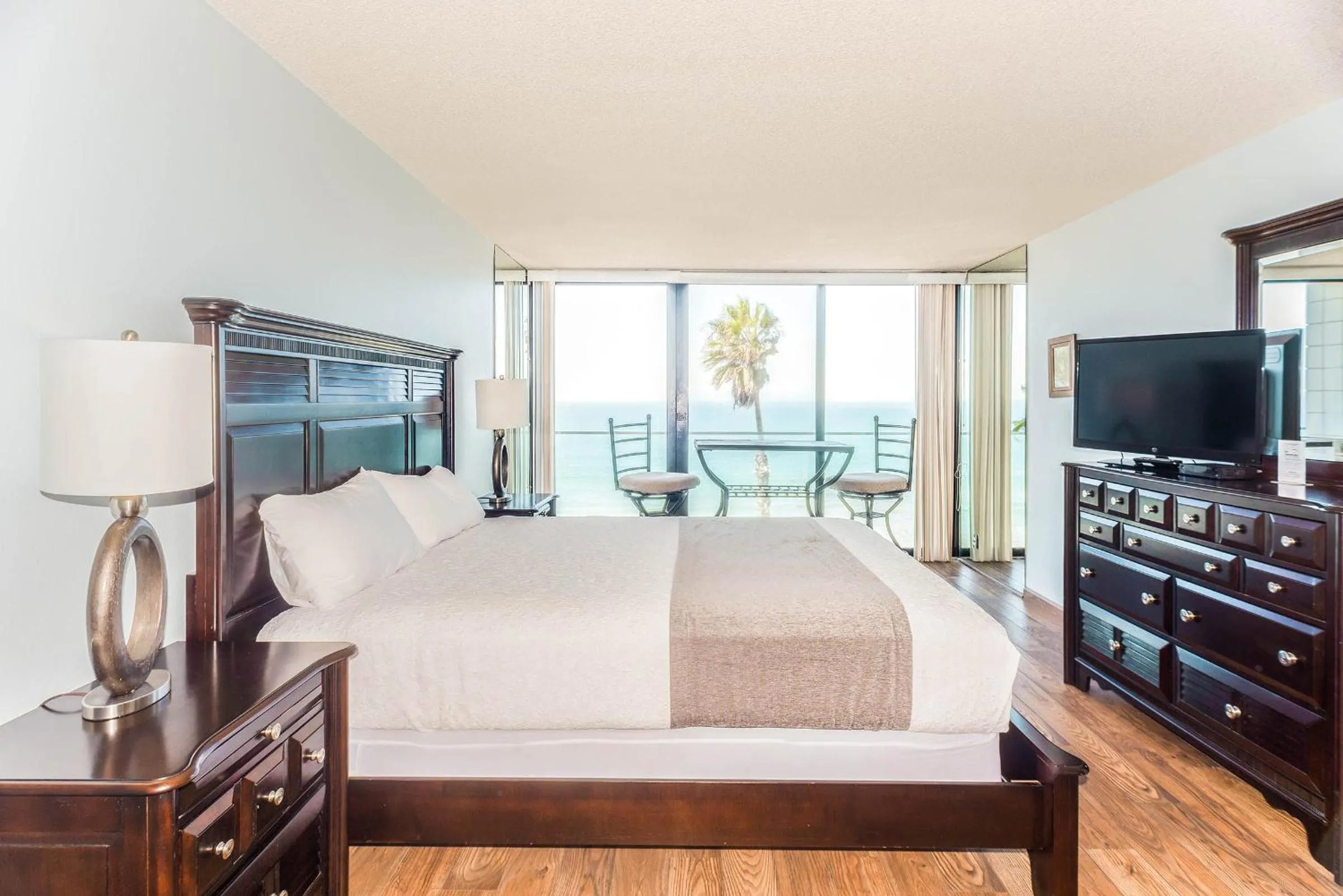 Bedroom, Bed in Capri by the Sea by All Seasons Resort Lodging