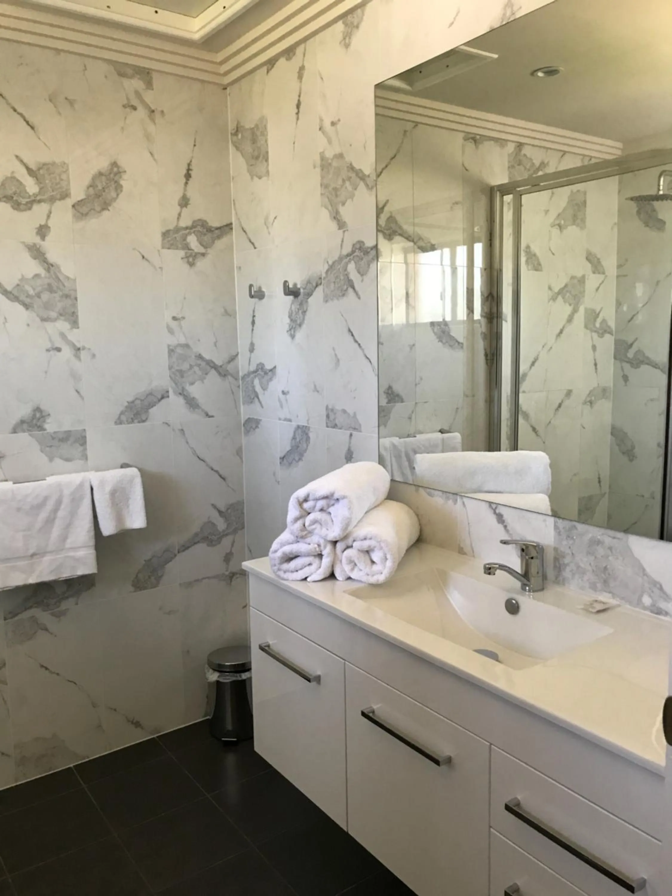 Shower in Sunseeker Motor Inn