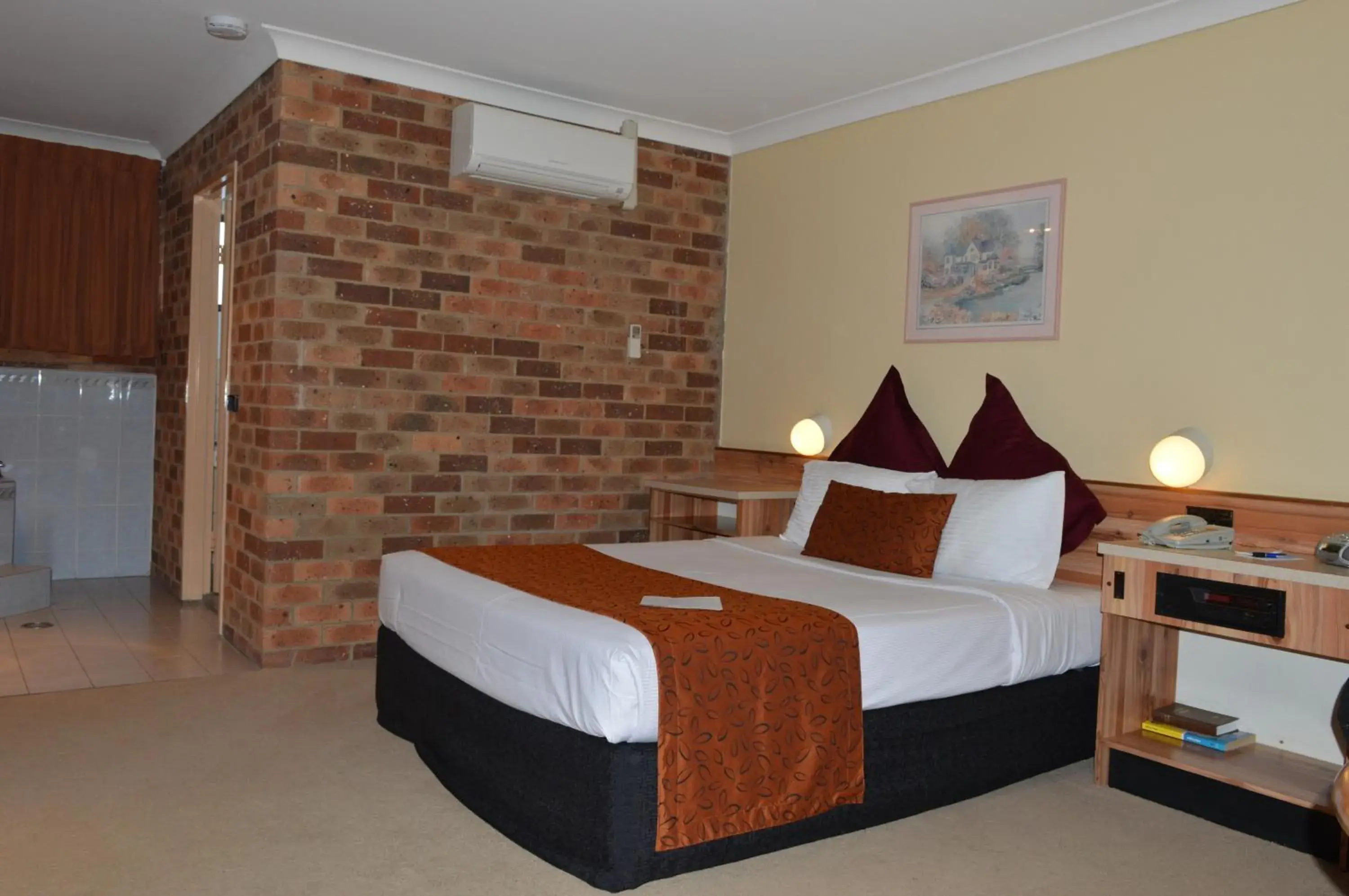 Deluxe Double Room with Bath in Sunseeker Motor Inn Deluxe Double Room with Bath in Sunseeker Motor Inn