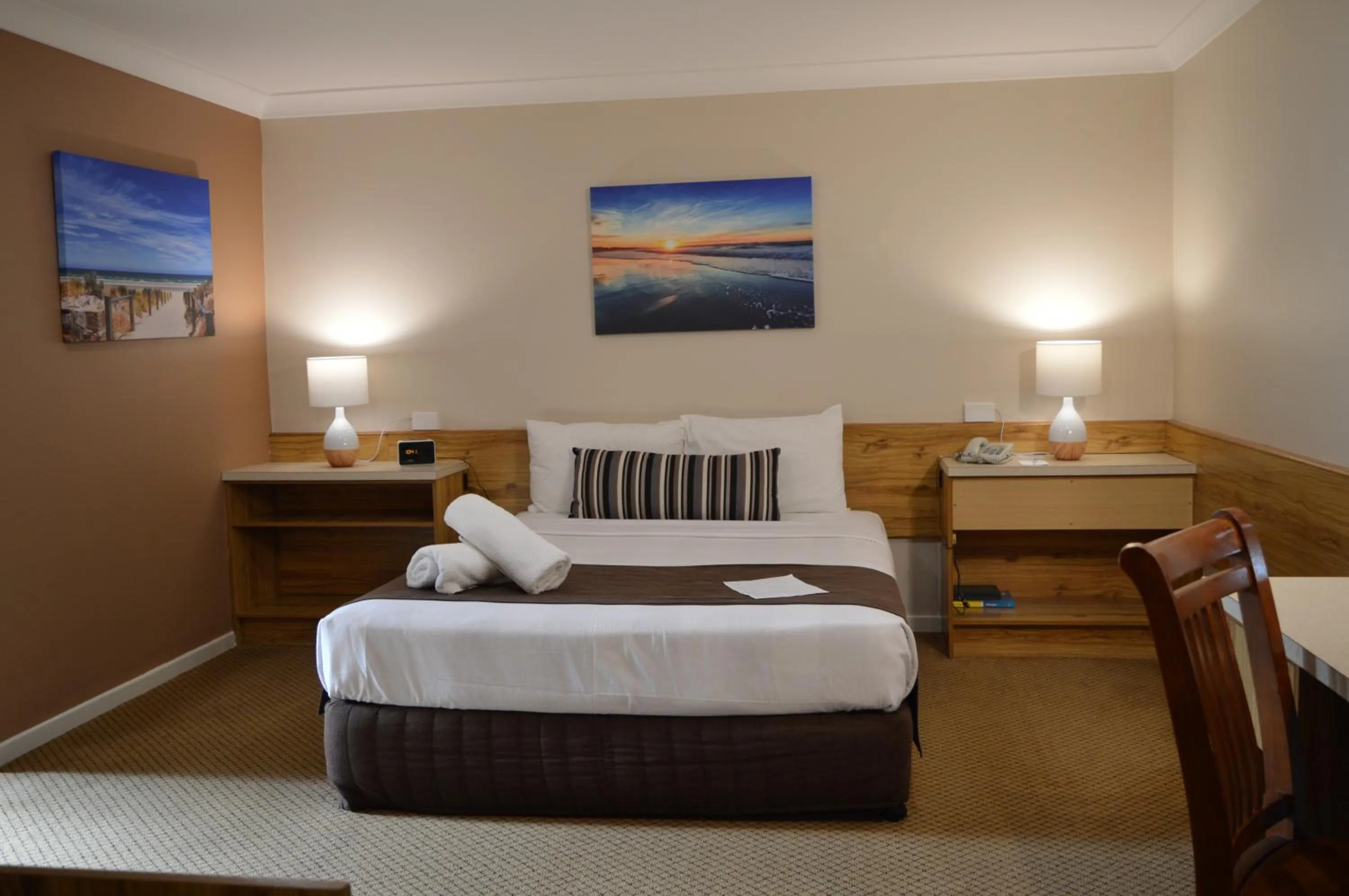 Seating area, Bed in Sunseeker Motor Inn