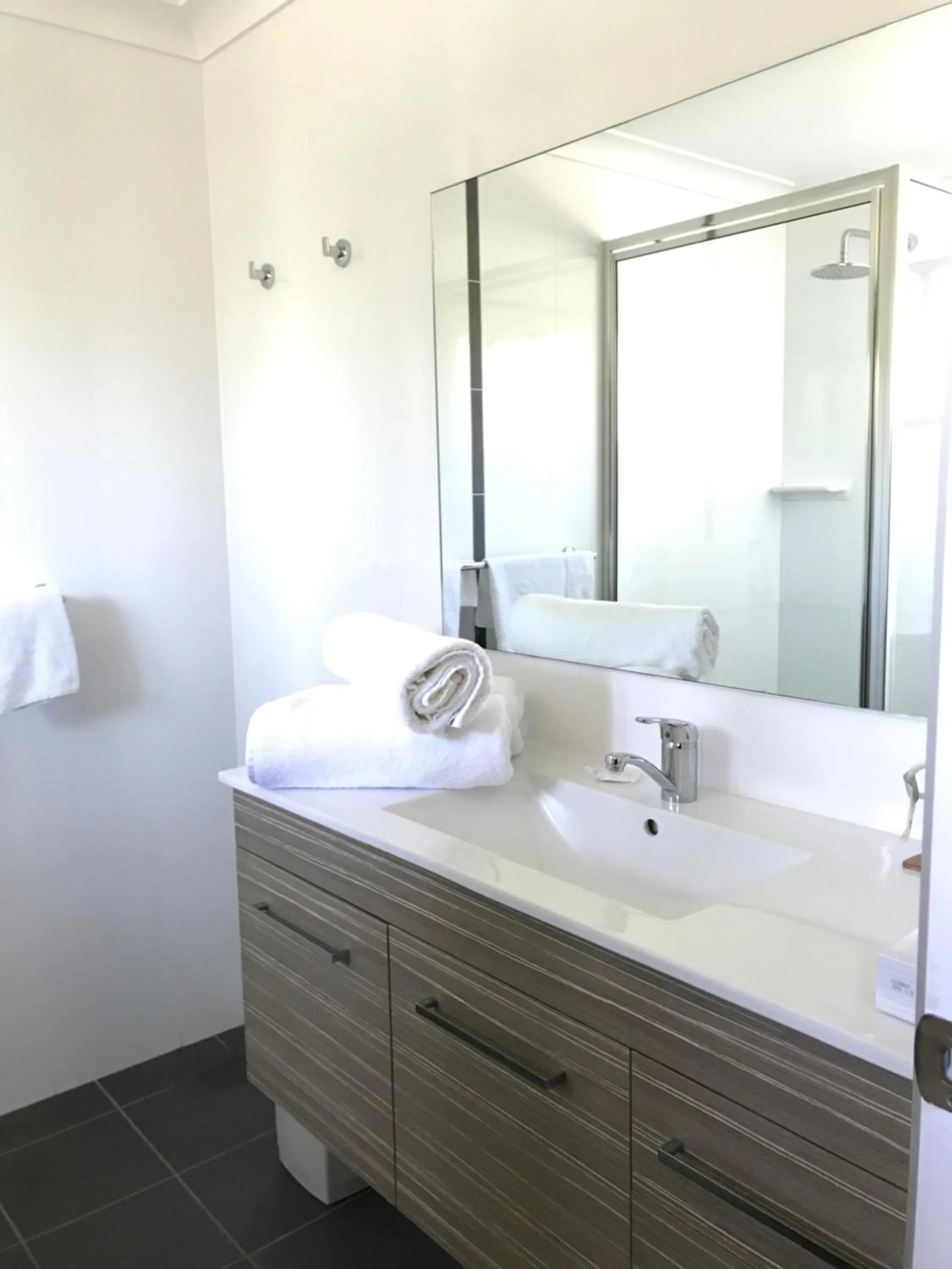 Bathroom, Bed in Sunseeker Motor Inn
