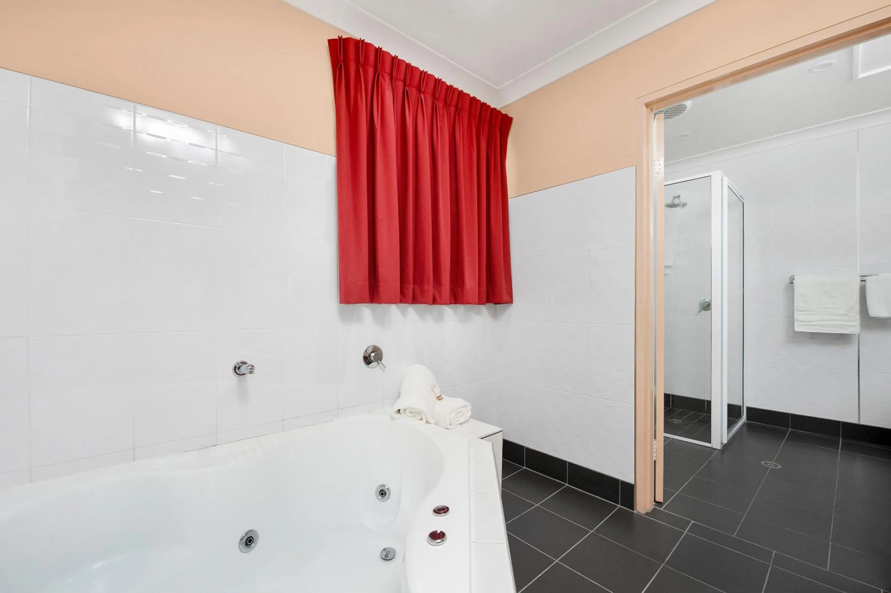 Bathroom in Sunseeker Motor Inn