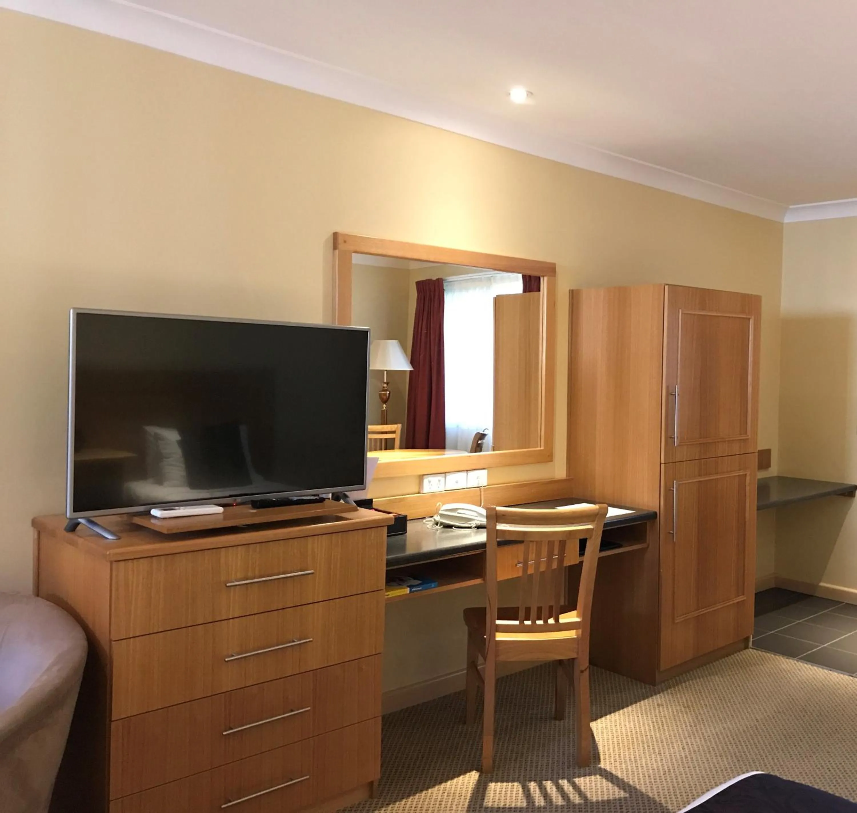 TV and multimedia in Sunseeker Motor Inn