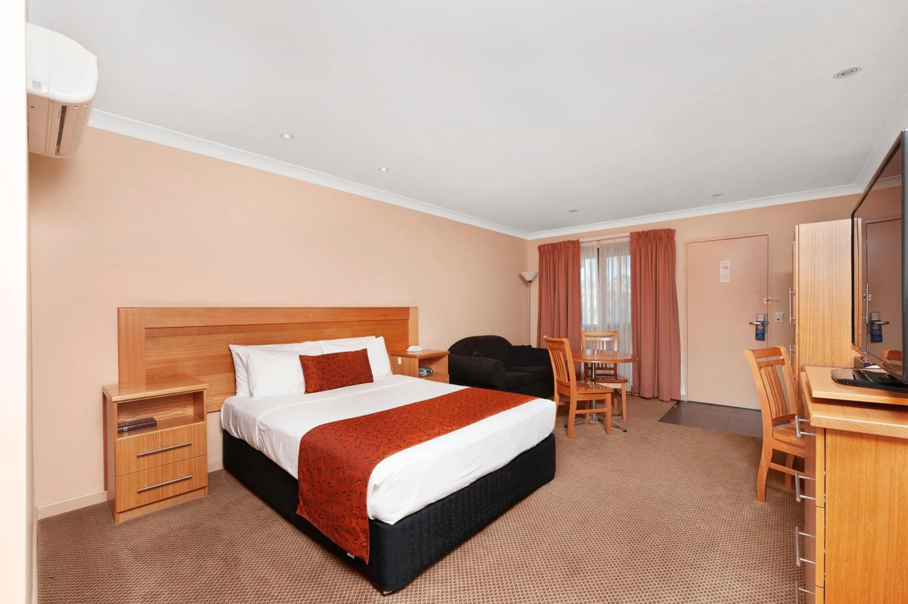 Bedroom, Bed in Sunseeker Motor Inn