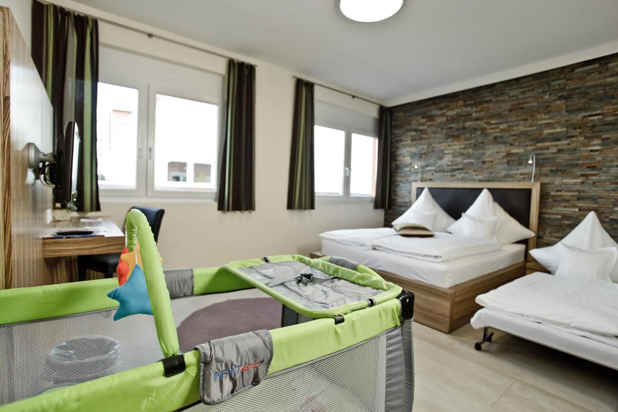 Day, Bed in Hotel Maxis - digitaler Self-check-in -