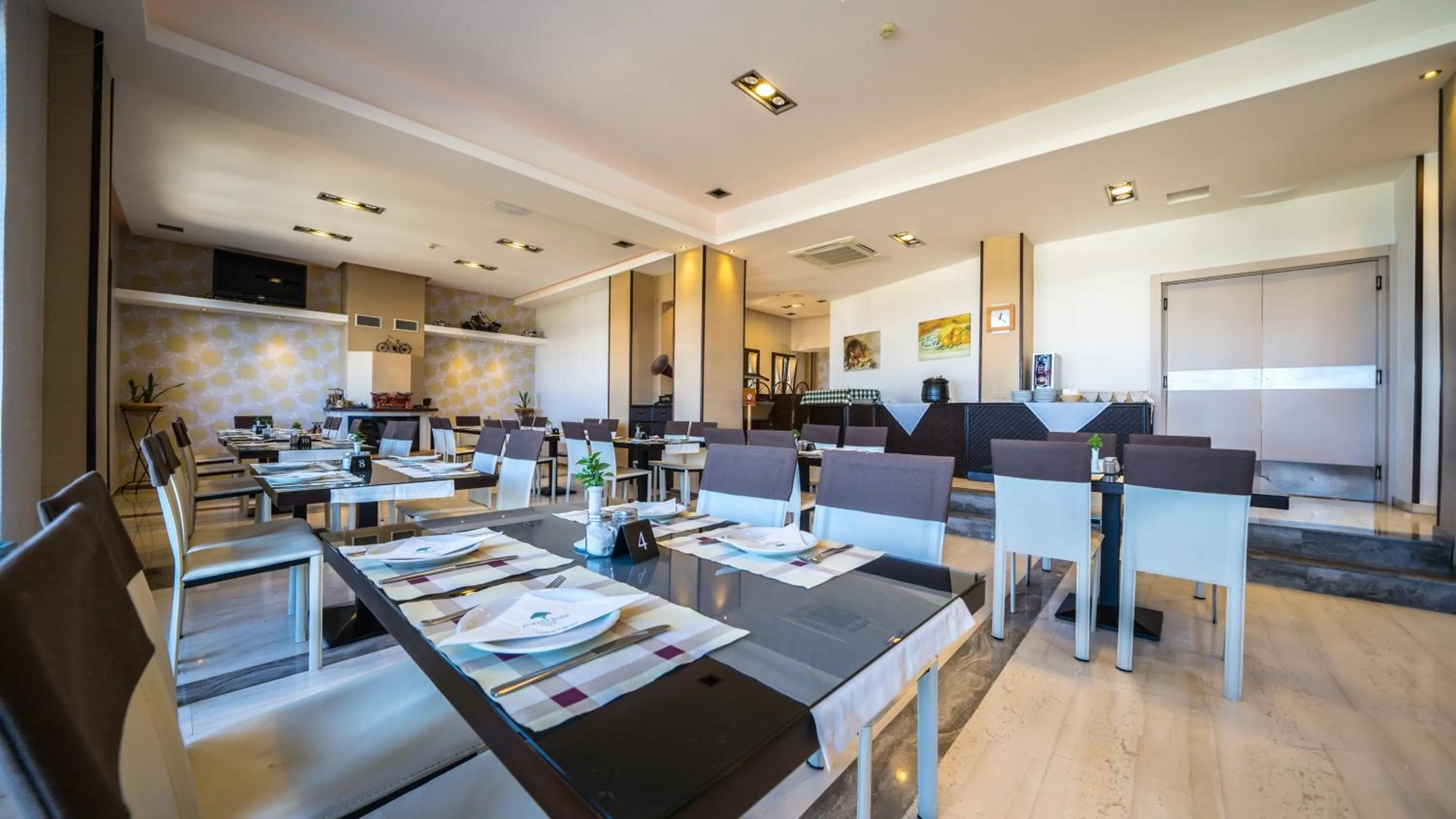 Restaurant/places to eat in Forest Park Hotel