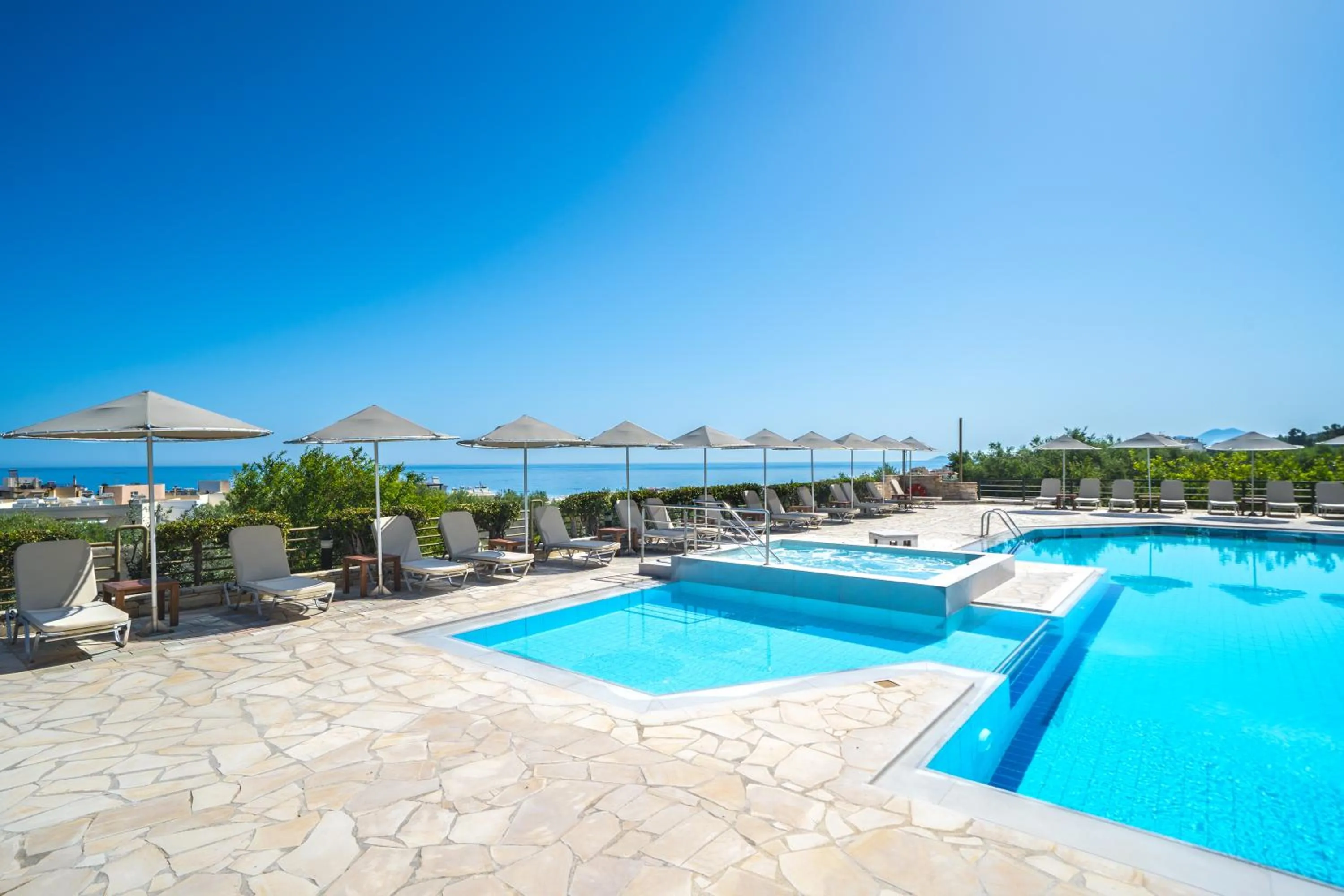 Swimming pool in Forest Park Hotel