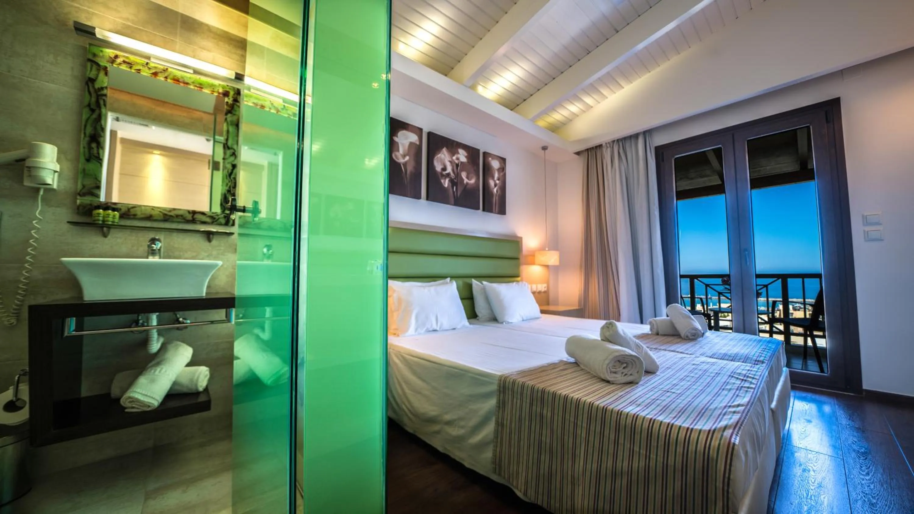 Bathroom, Bed in Forest Park Hotel