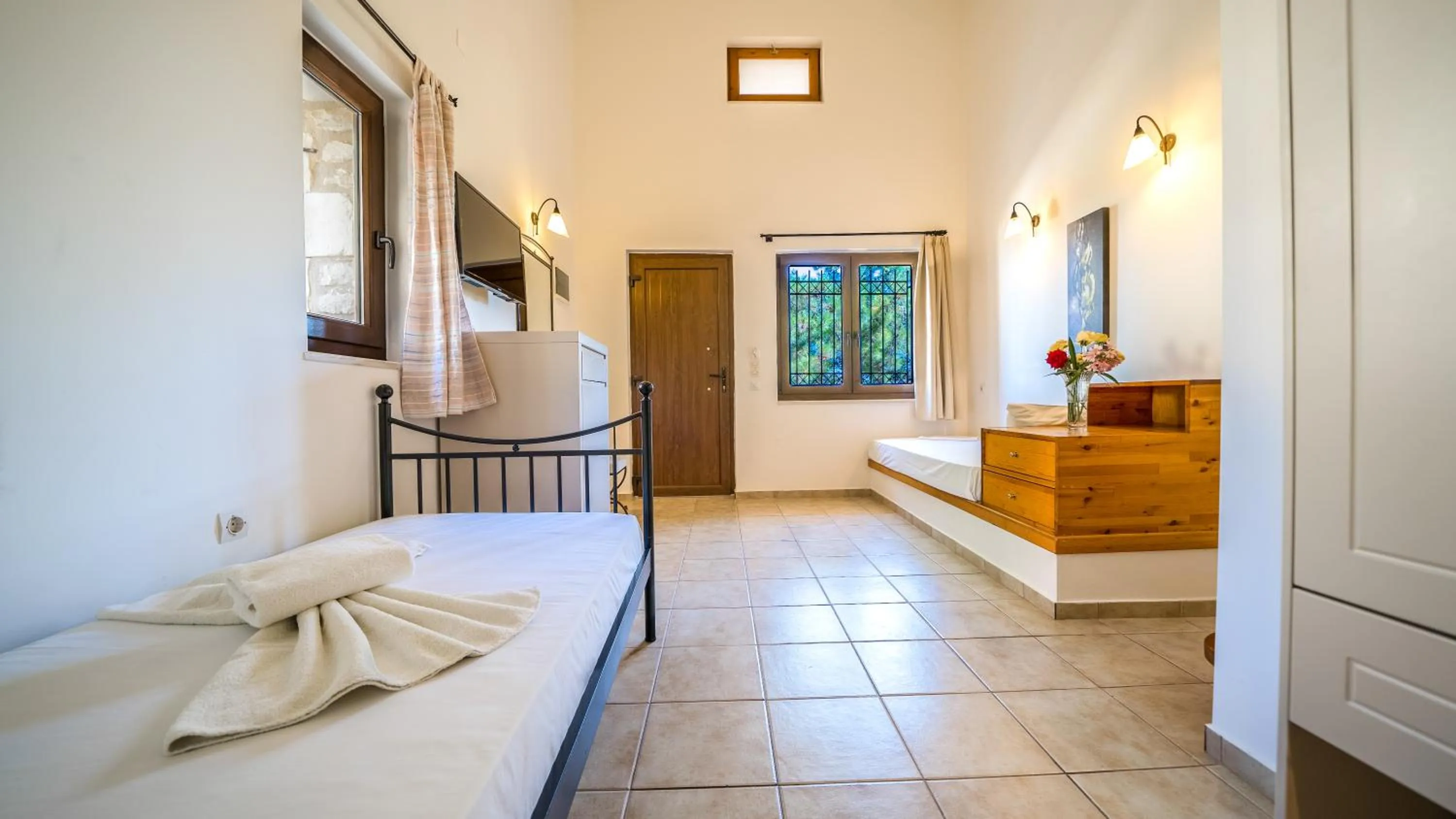 Living room, Bed in Forest Park Hotel