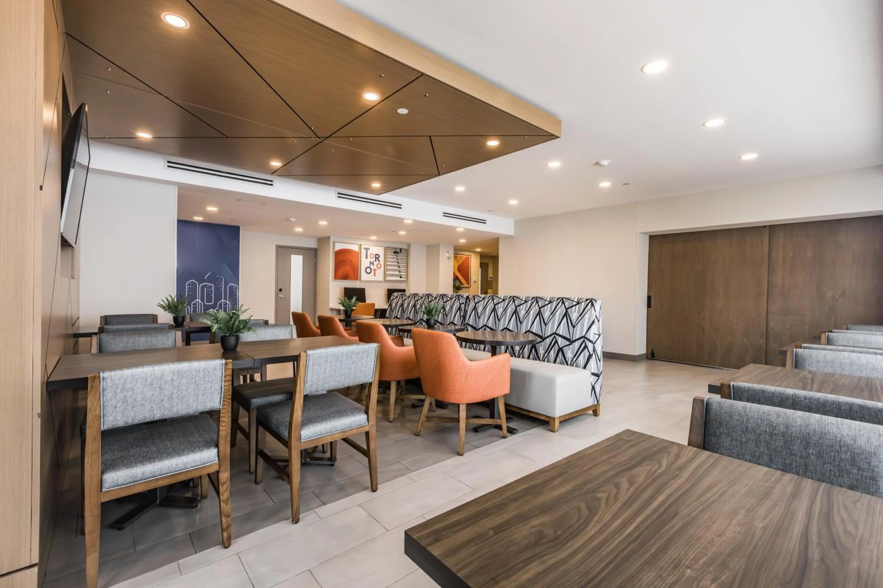 Seating area in Holiday Inn Express Toronto-North York by IHG