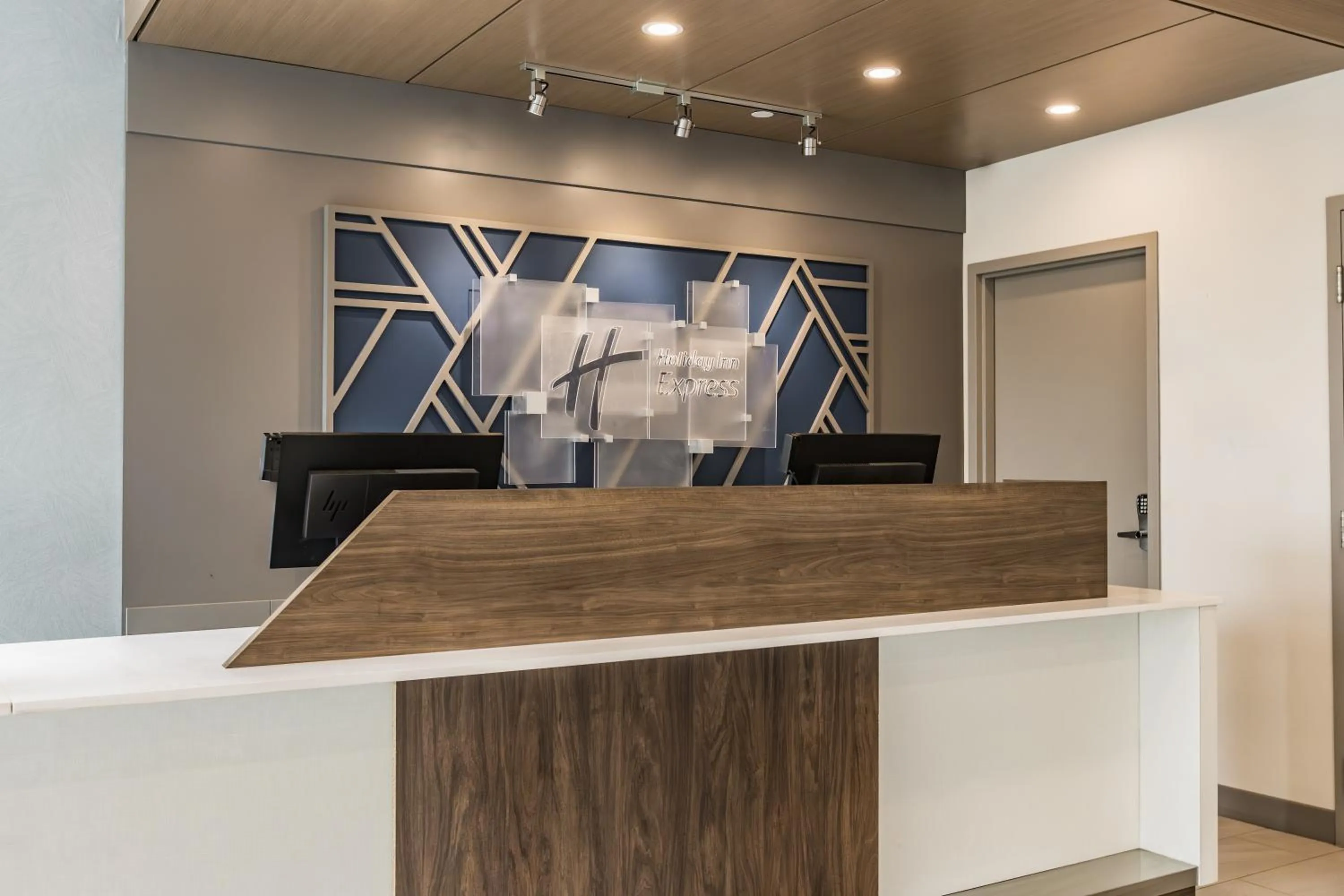 Lobby or reception in Holiday Inn Express Toronto-North York by IHG