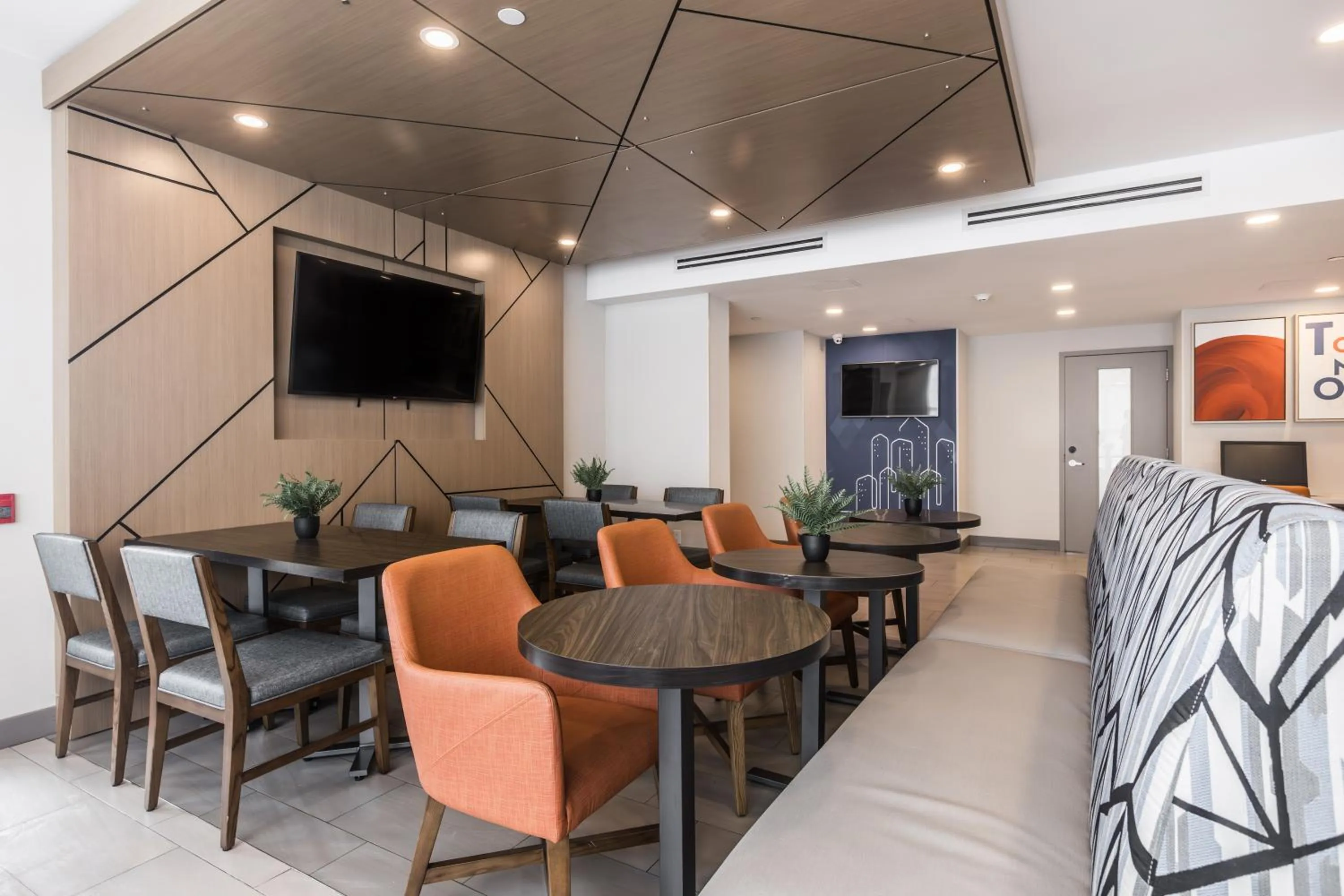 Seating area in Holiday Inn Express Toronto-North York by IHG