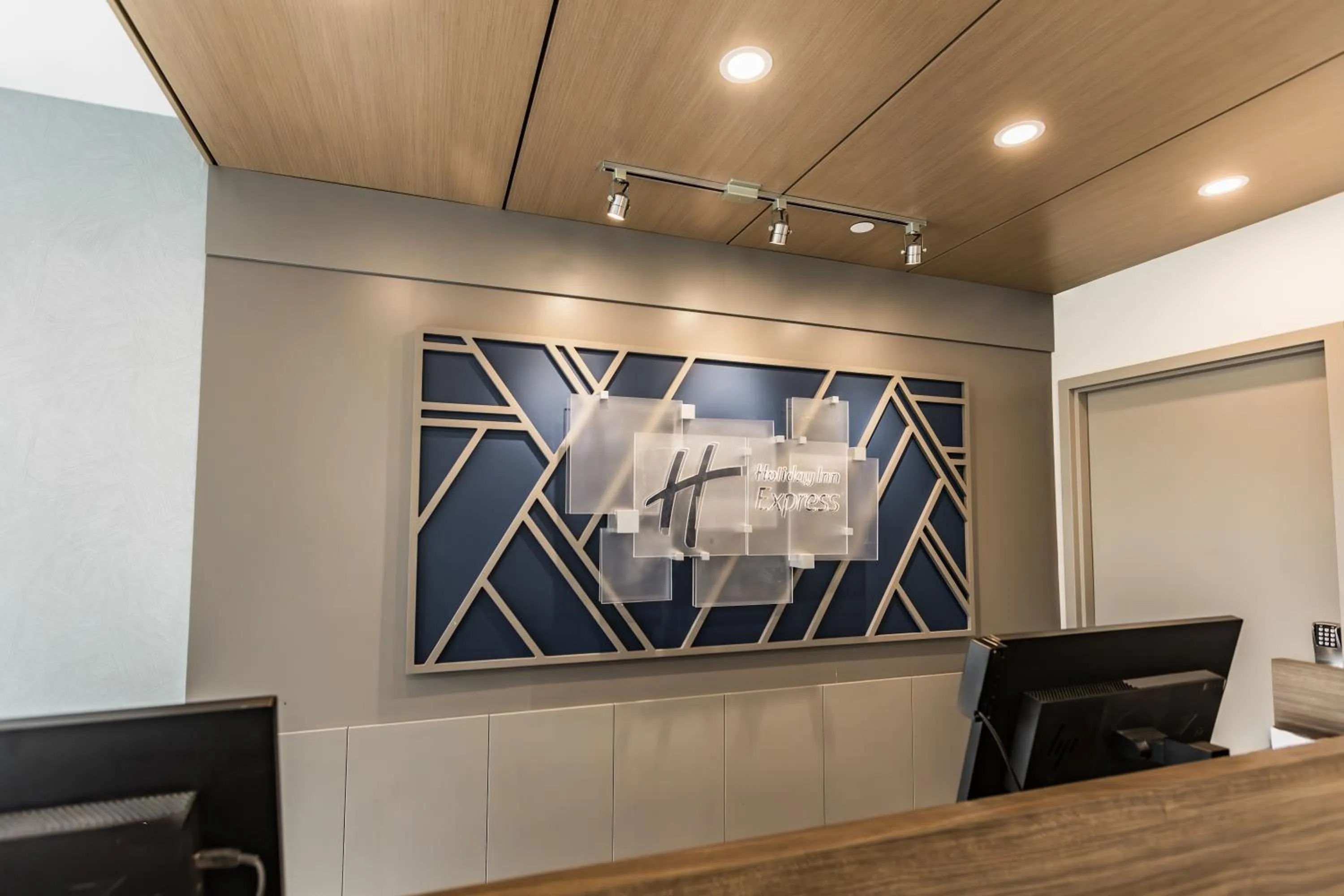 Lobby or reception in Holiday Inn Express Toronto-North York by IHG