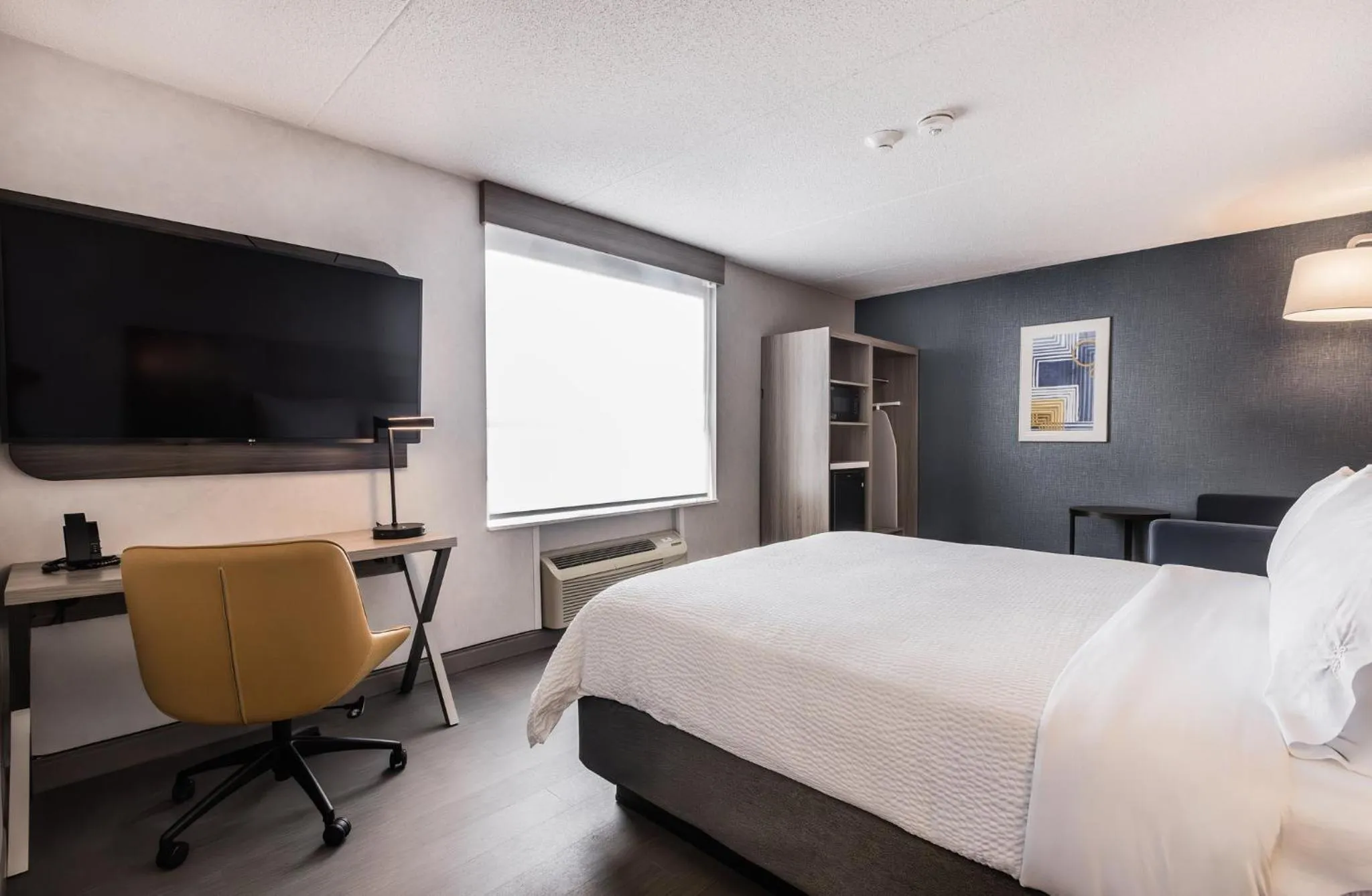 Photo of the whole room, Bed in Holiday Inn Express Toronto-North York by IHG