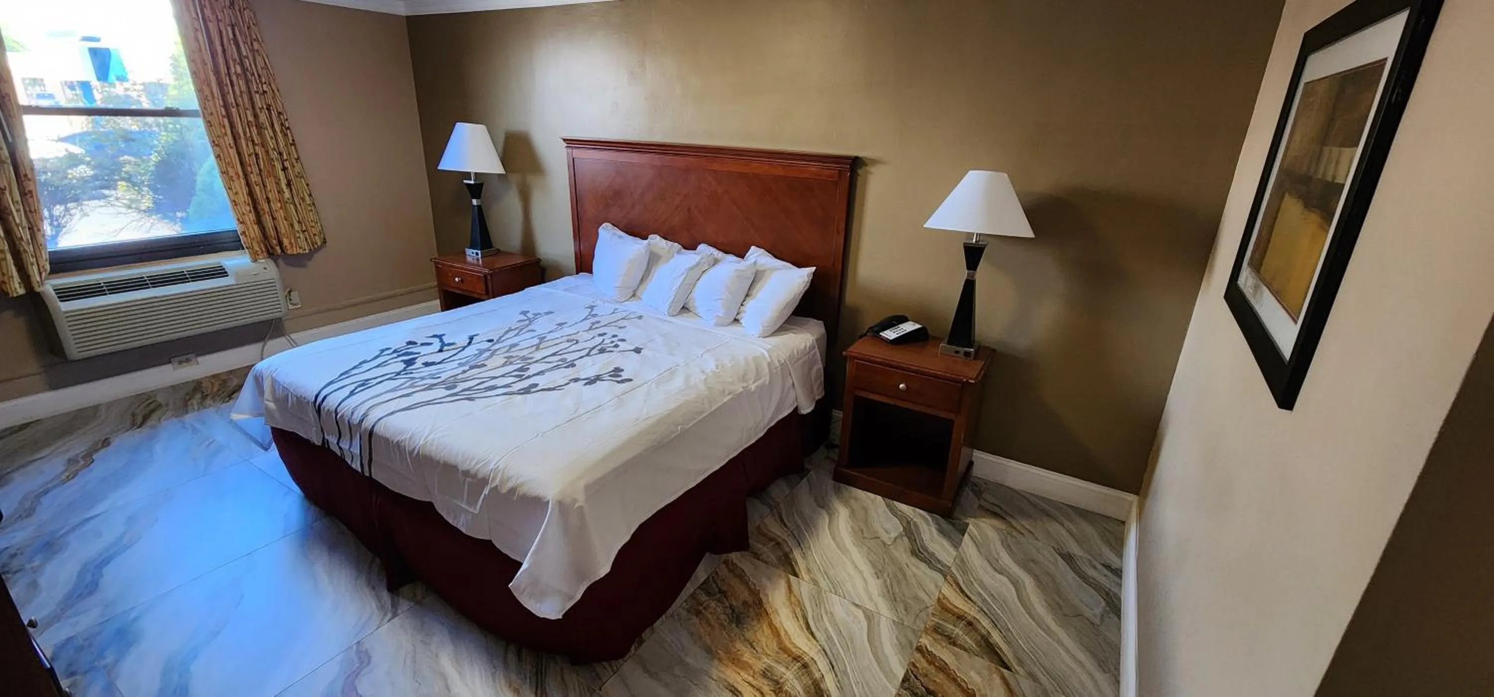 Bed in Town House Inn and Suites
