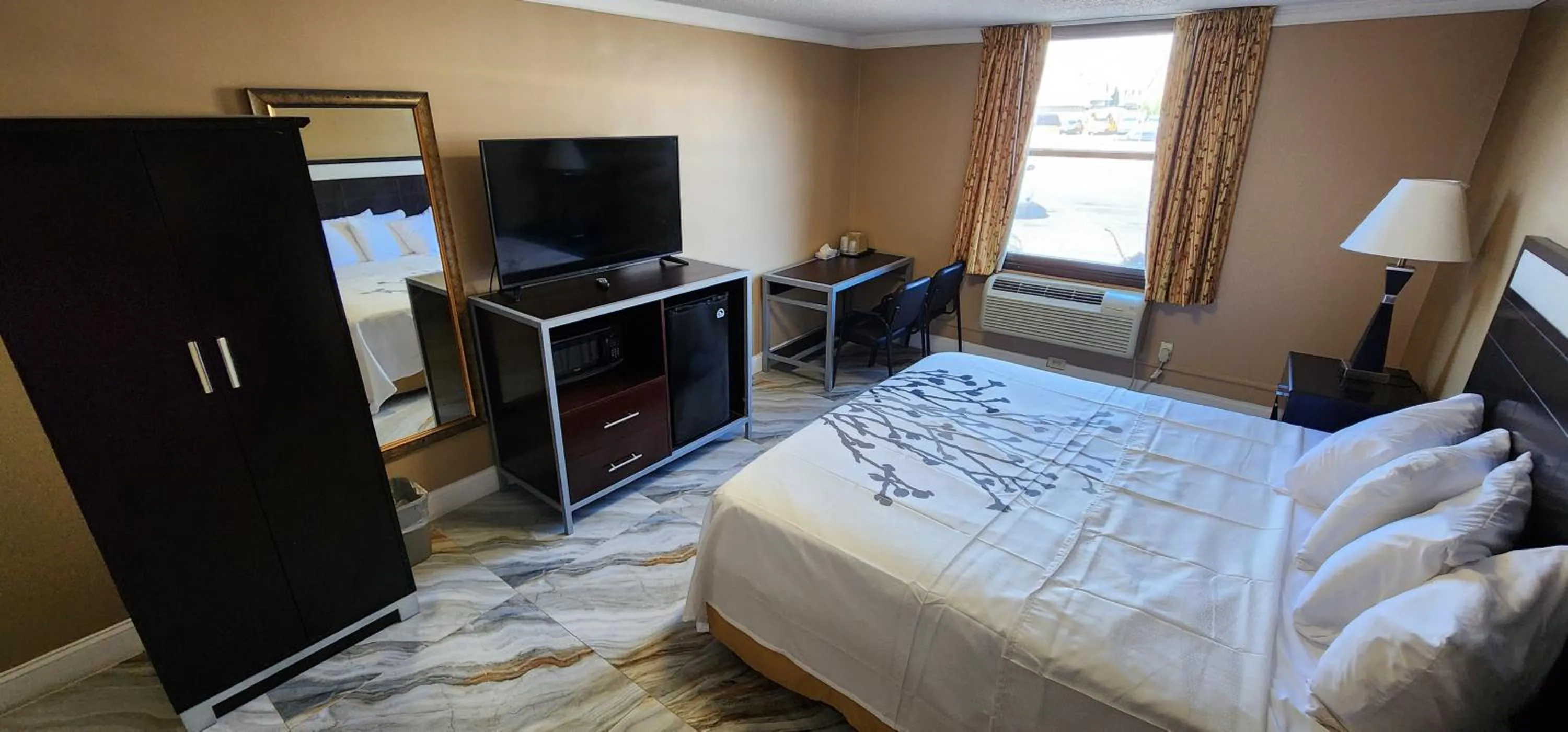 Bed in Town House Inn and Suites