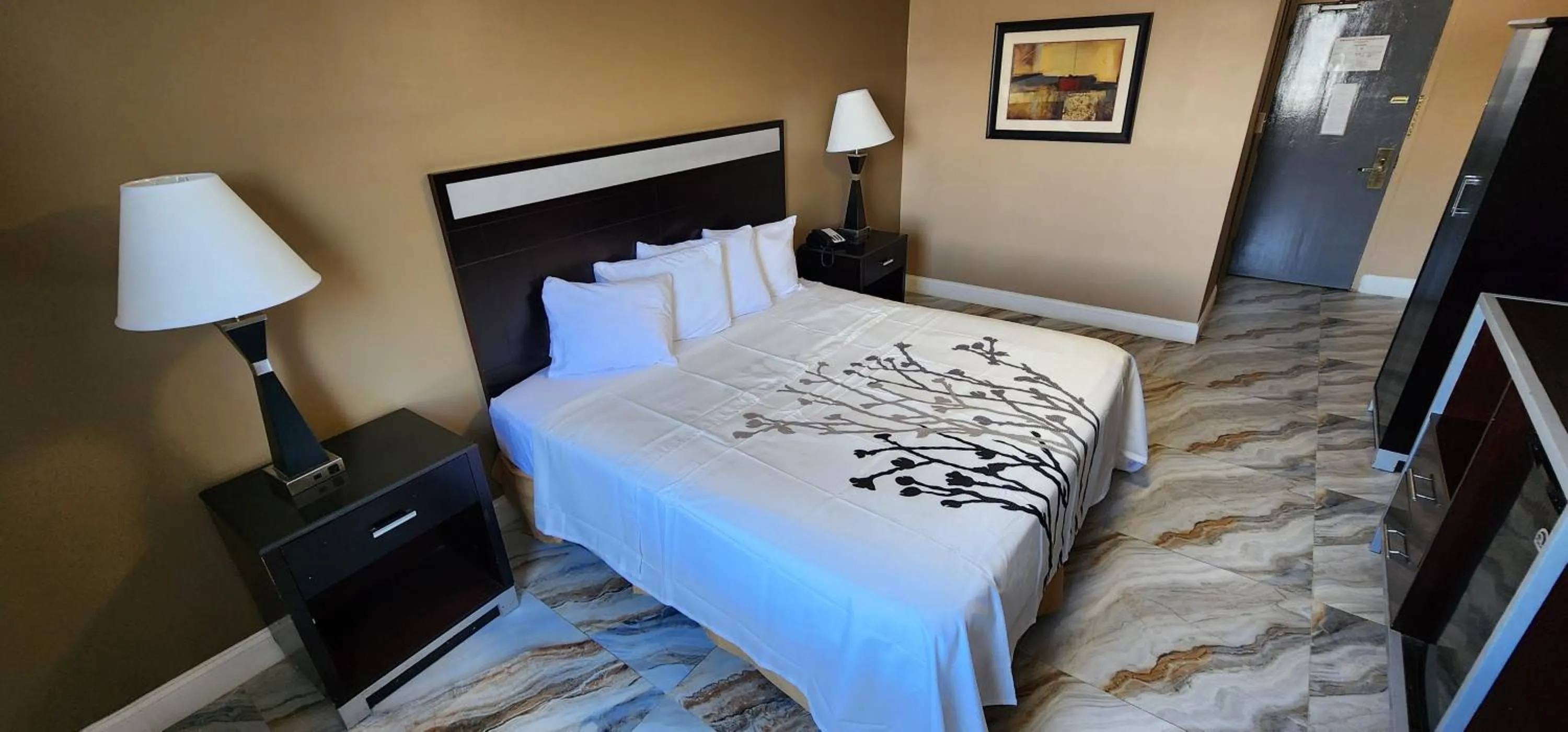 Bed in Town House Inn and Suites