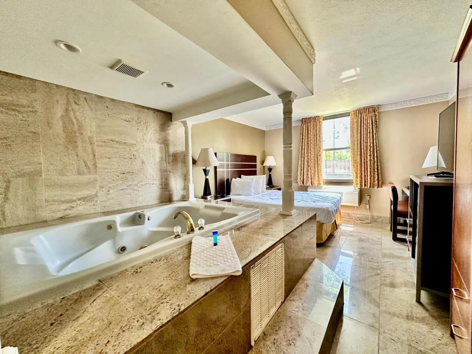 Bed in Town House Inn and Suites