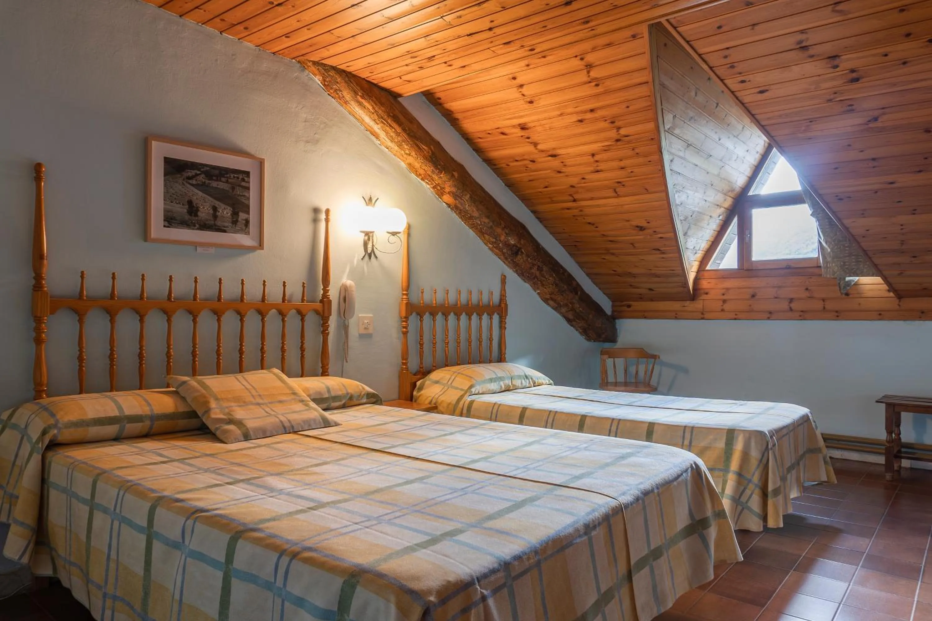 Photo of the whole room, Bed in Hotel Cardós