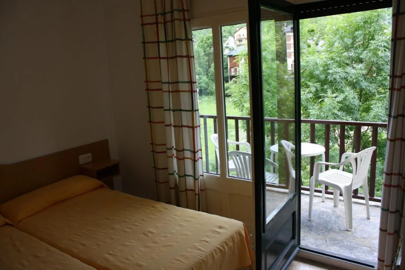 View (from property/room), Bed in Hotel Cardós