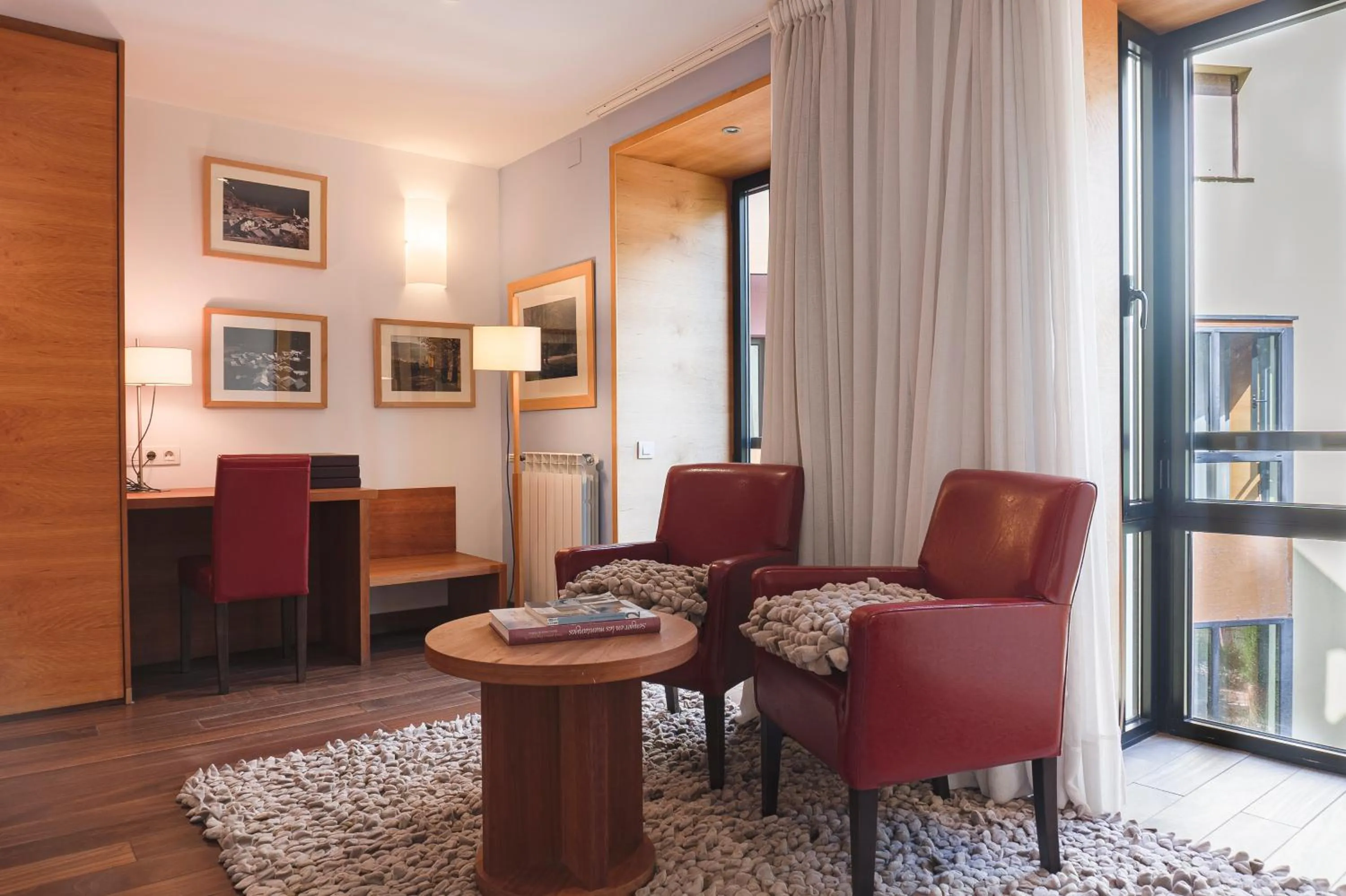 Photo of the whole room in Hotel Cardós