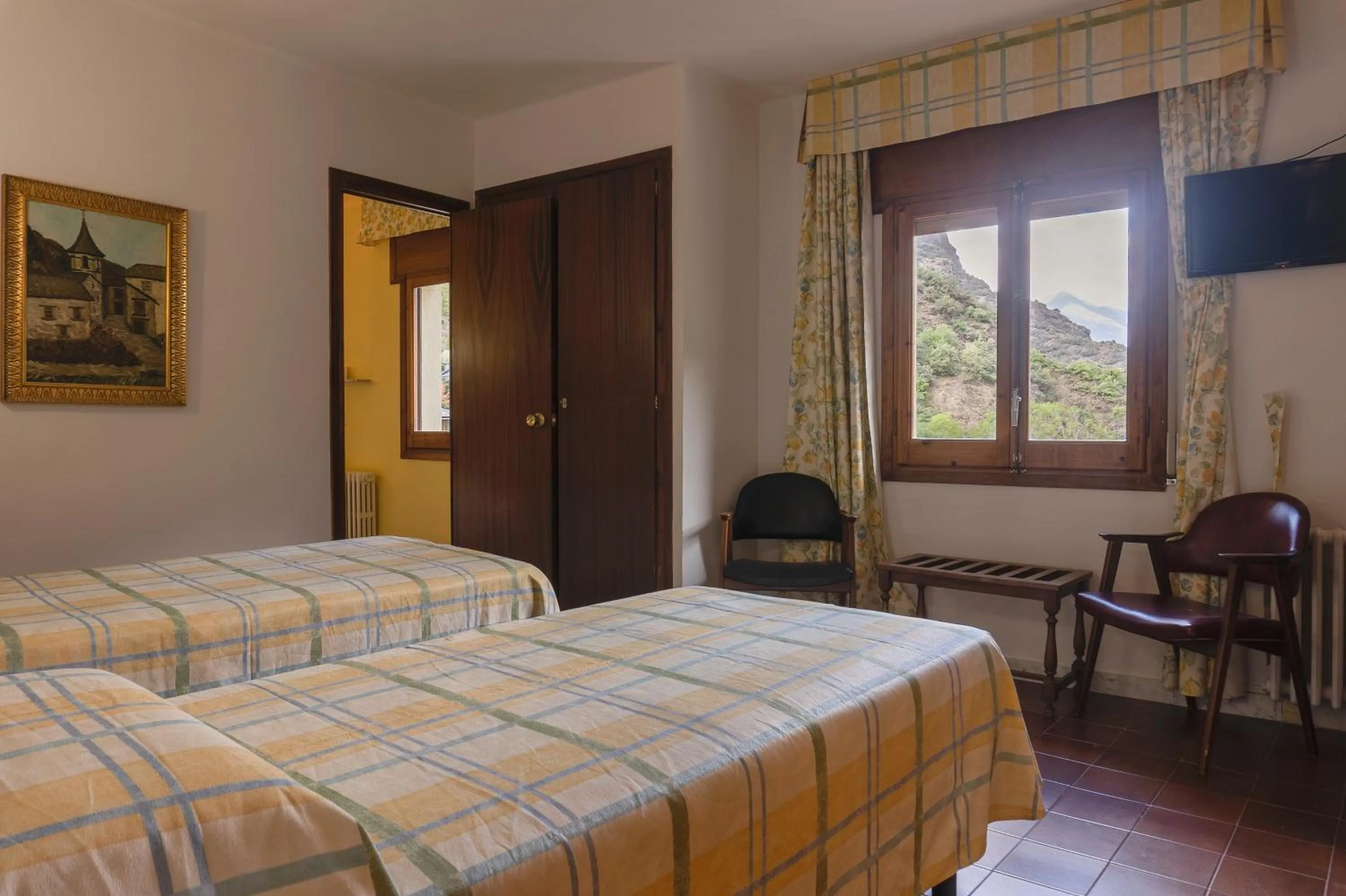 Property building, Bed in Hotel Cardós