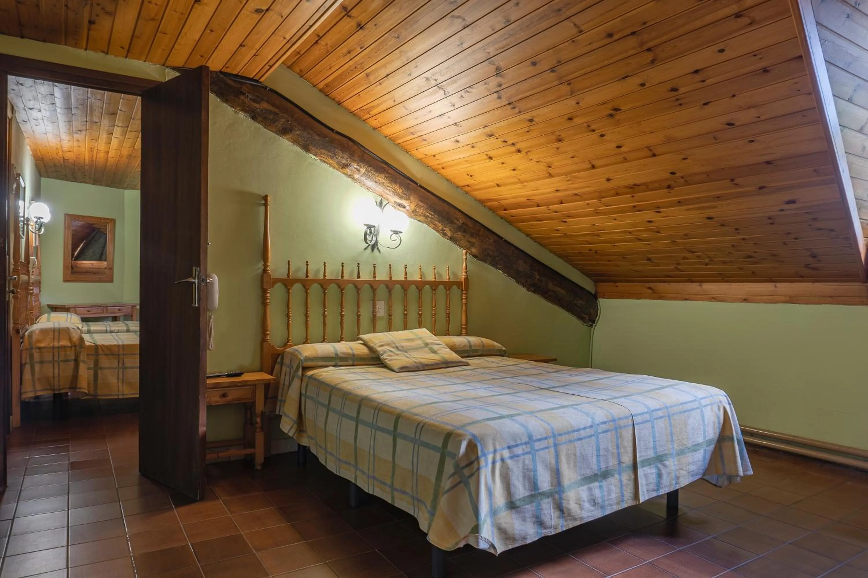 children, Bed in Hotel Cardós