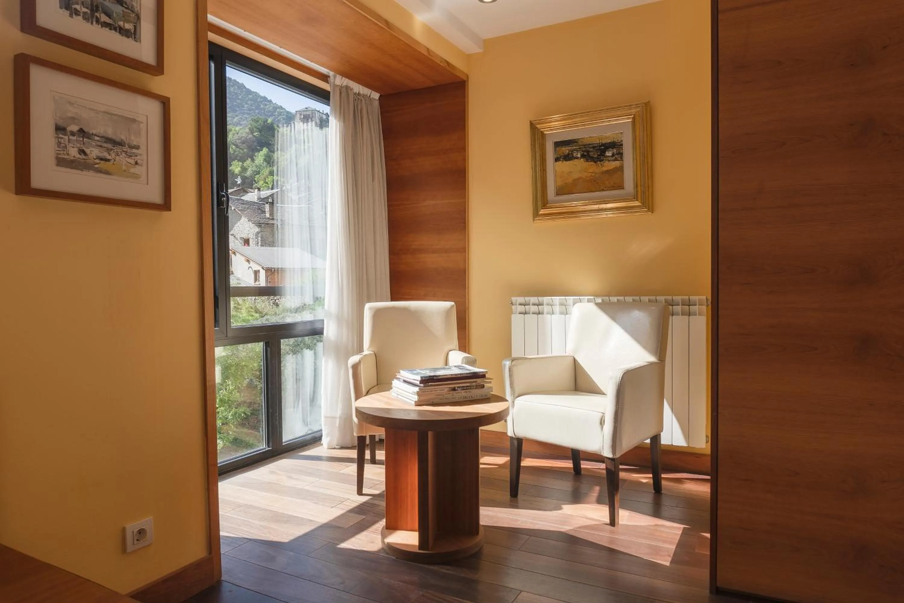 Photo of the whole room in Hotel Cardós