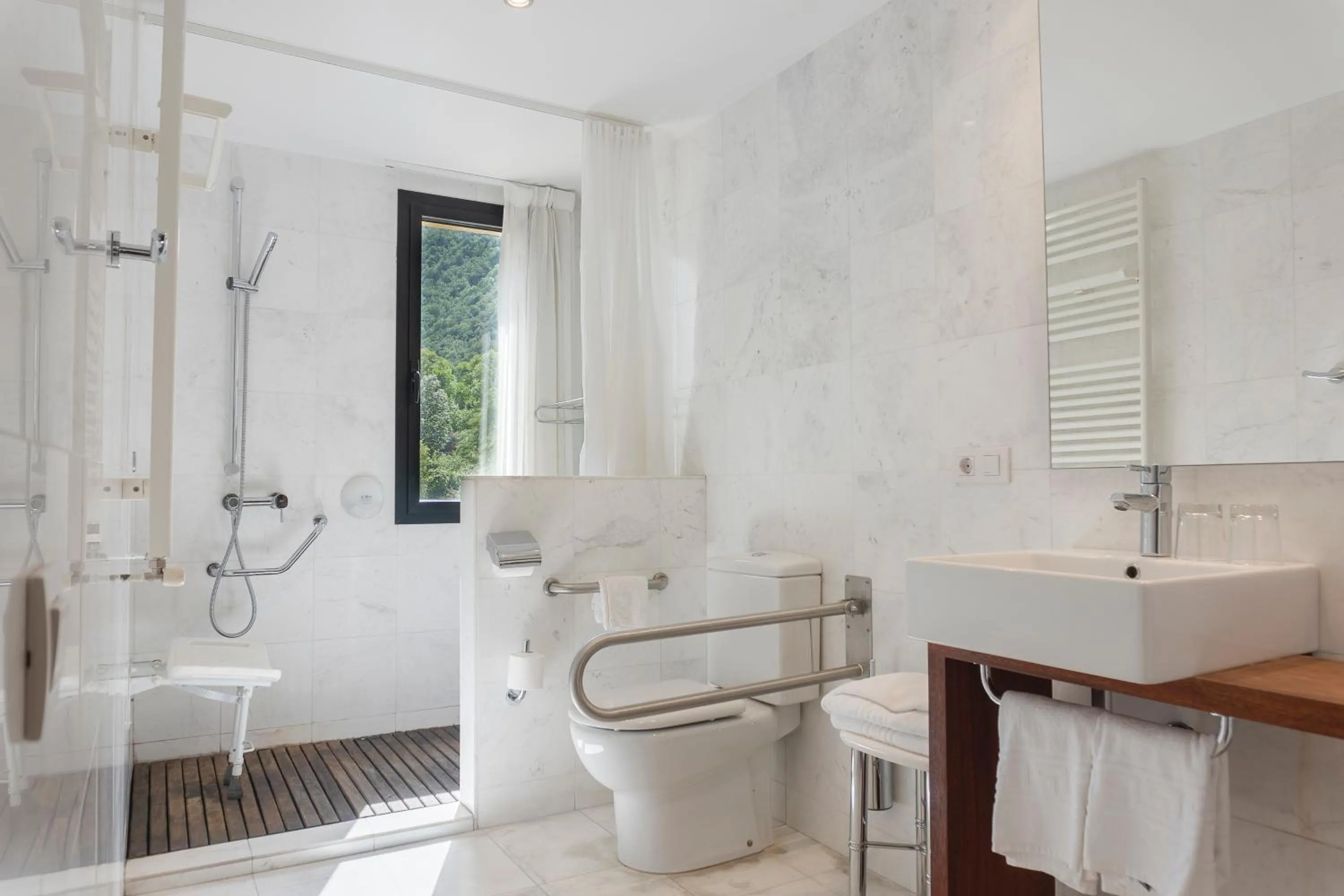 Toilet in Hotel Cardós