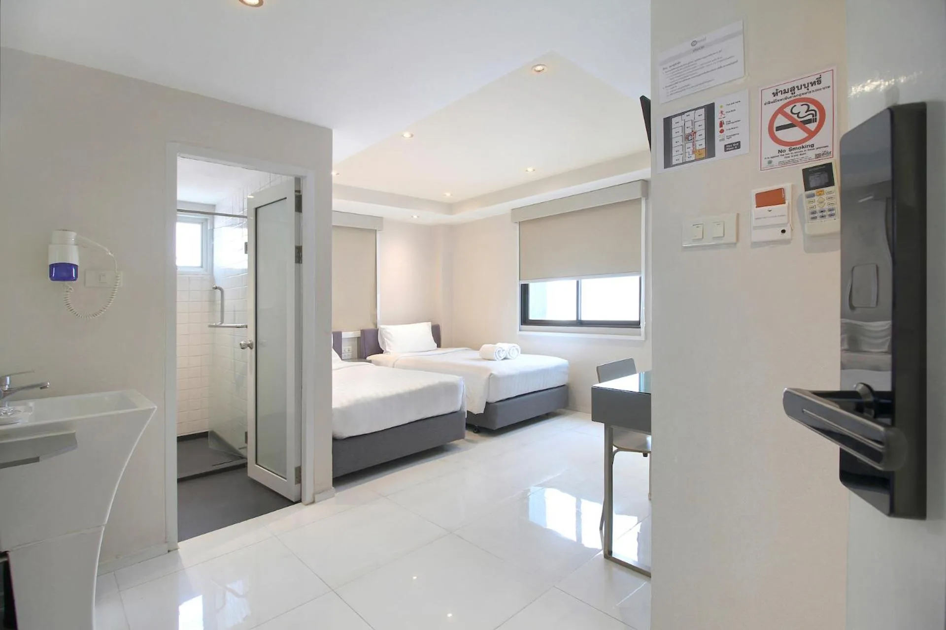 Photo of the whole room, Bed in My Hotel Pratunam