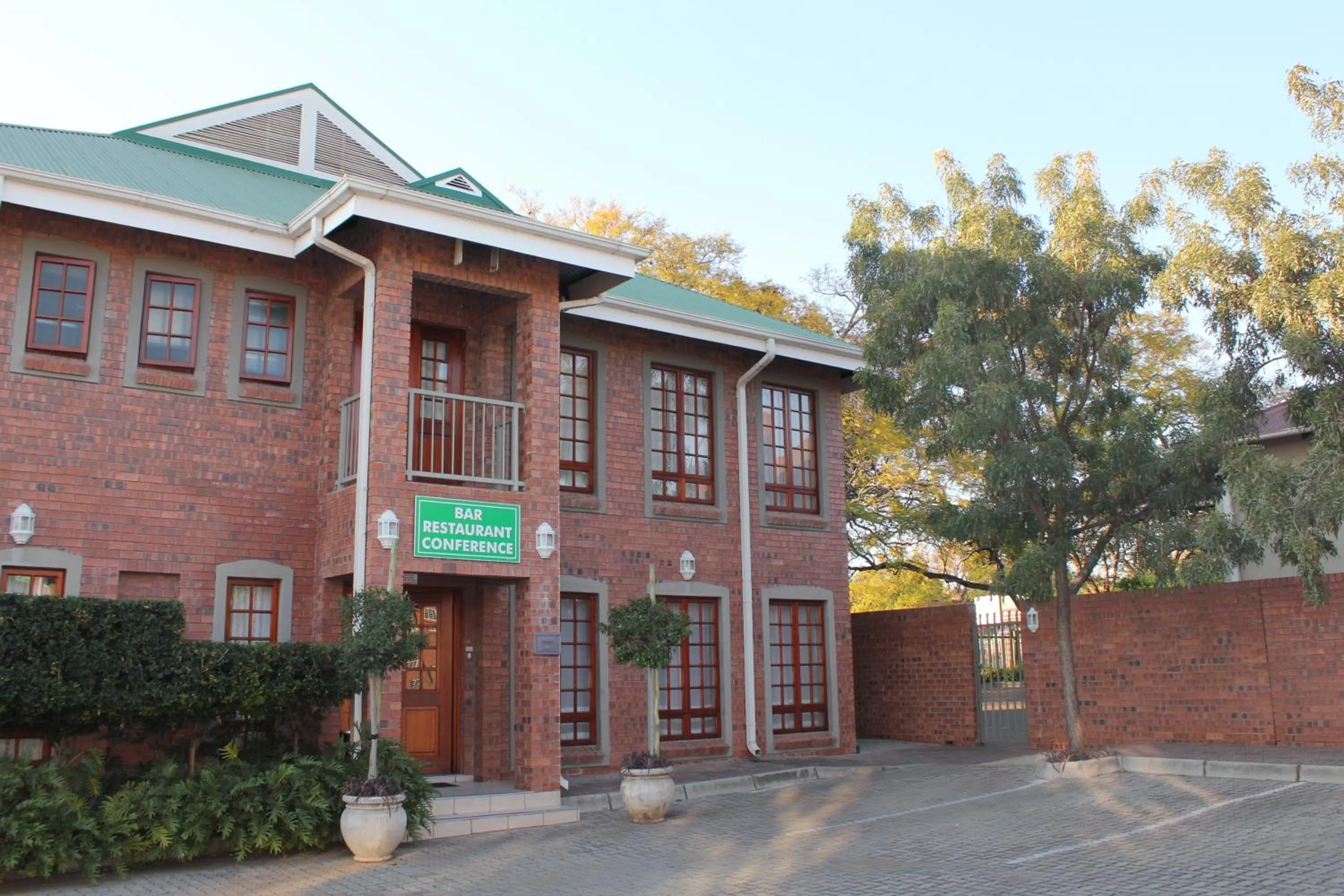 Facade/entrance in Mosate Lodge