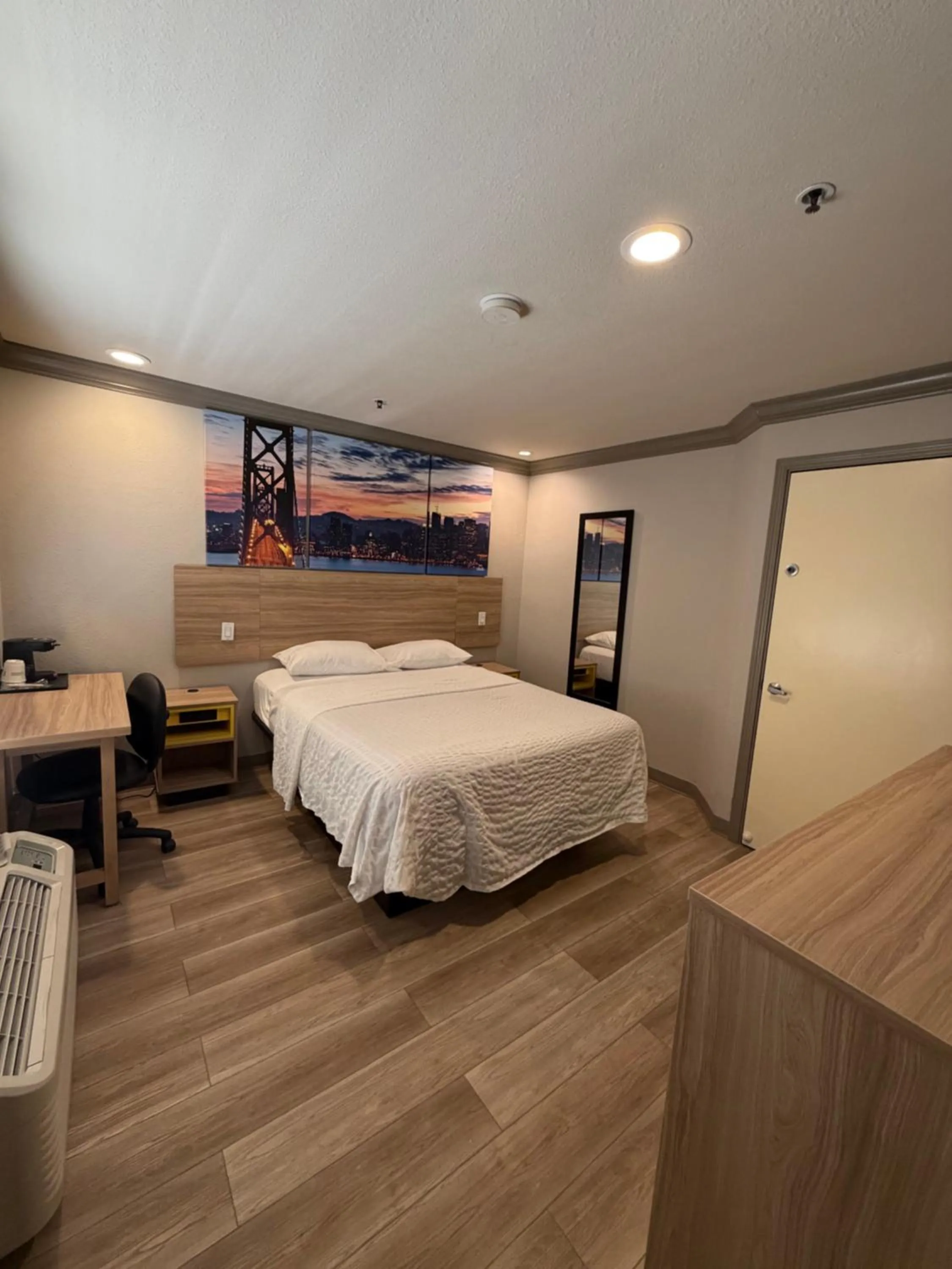 Bed in Days Inn by Wyndham San Francisco S/Oyster Point Airport