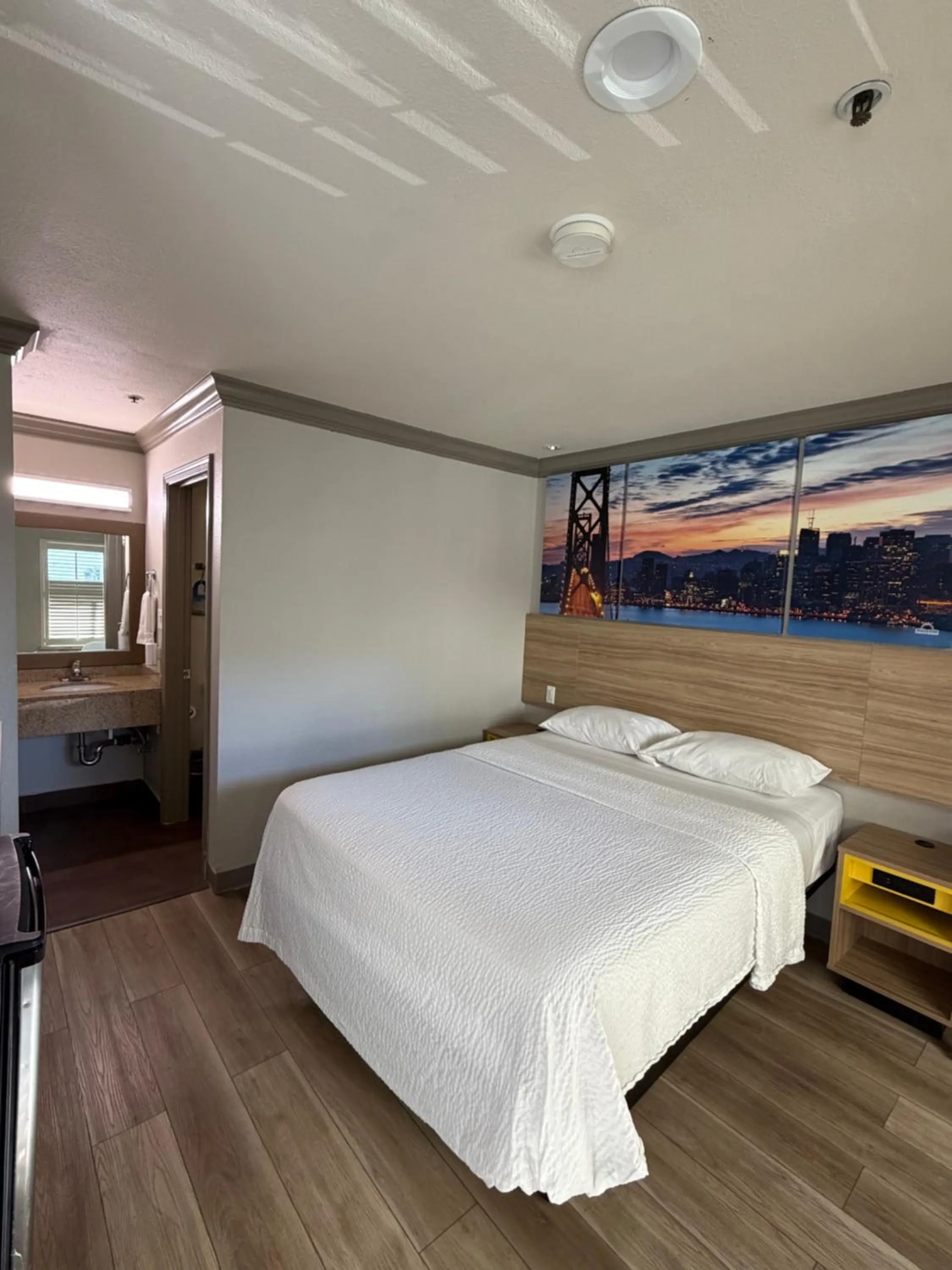 Bed in Days Inn by Wyndham San Francisco S/Oyster Point Airport