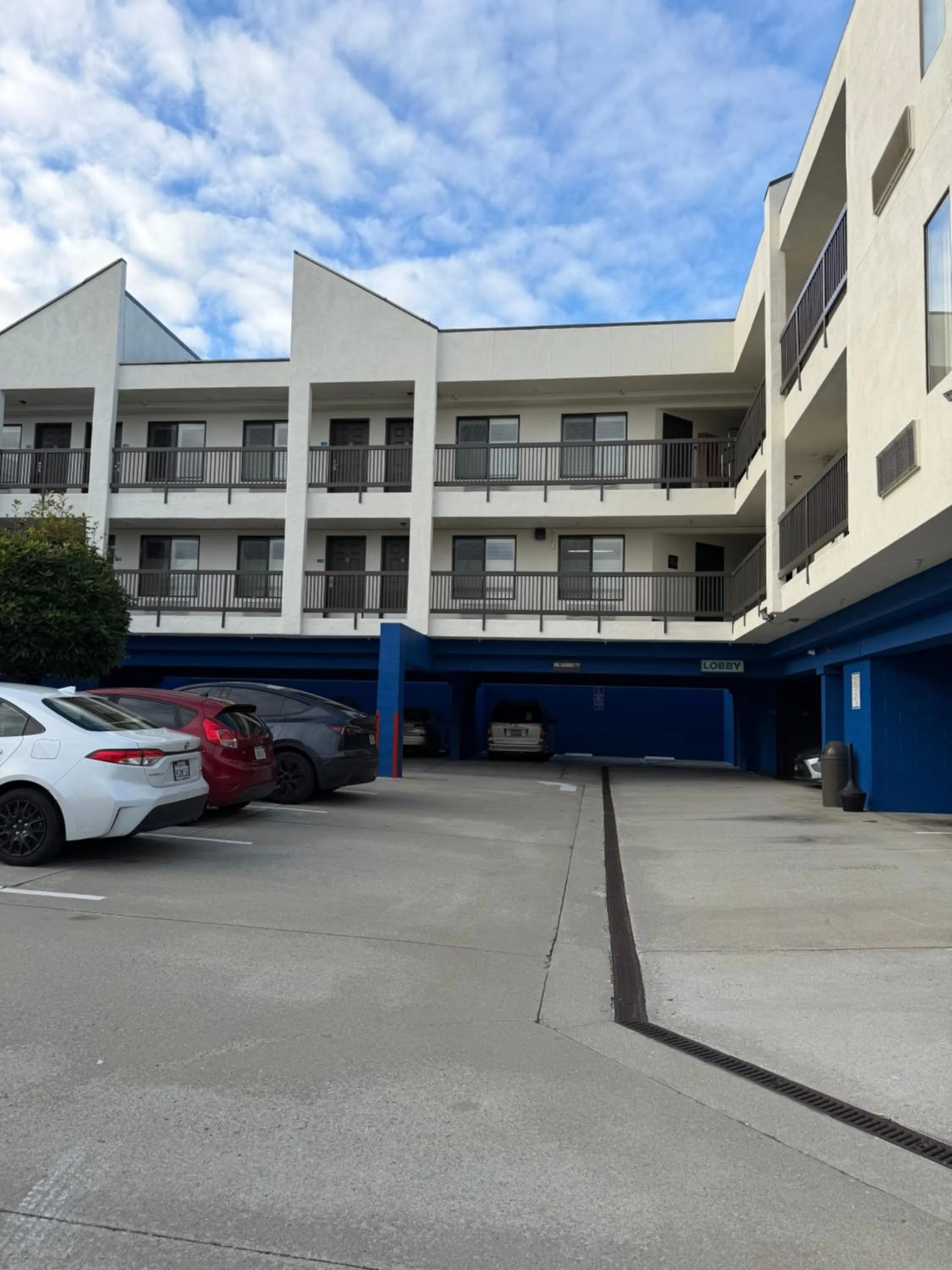 Property building in Days Inn by Wyndham San Francisco S/Oyster Point Airport