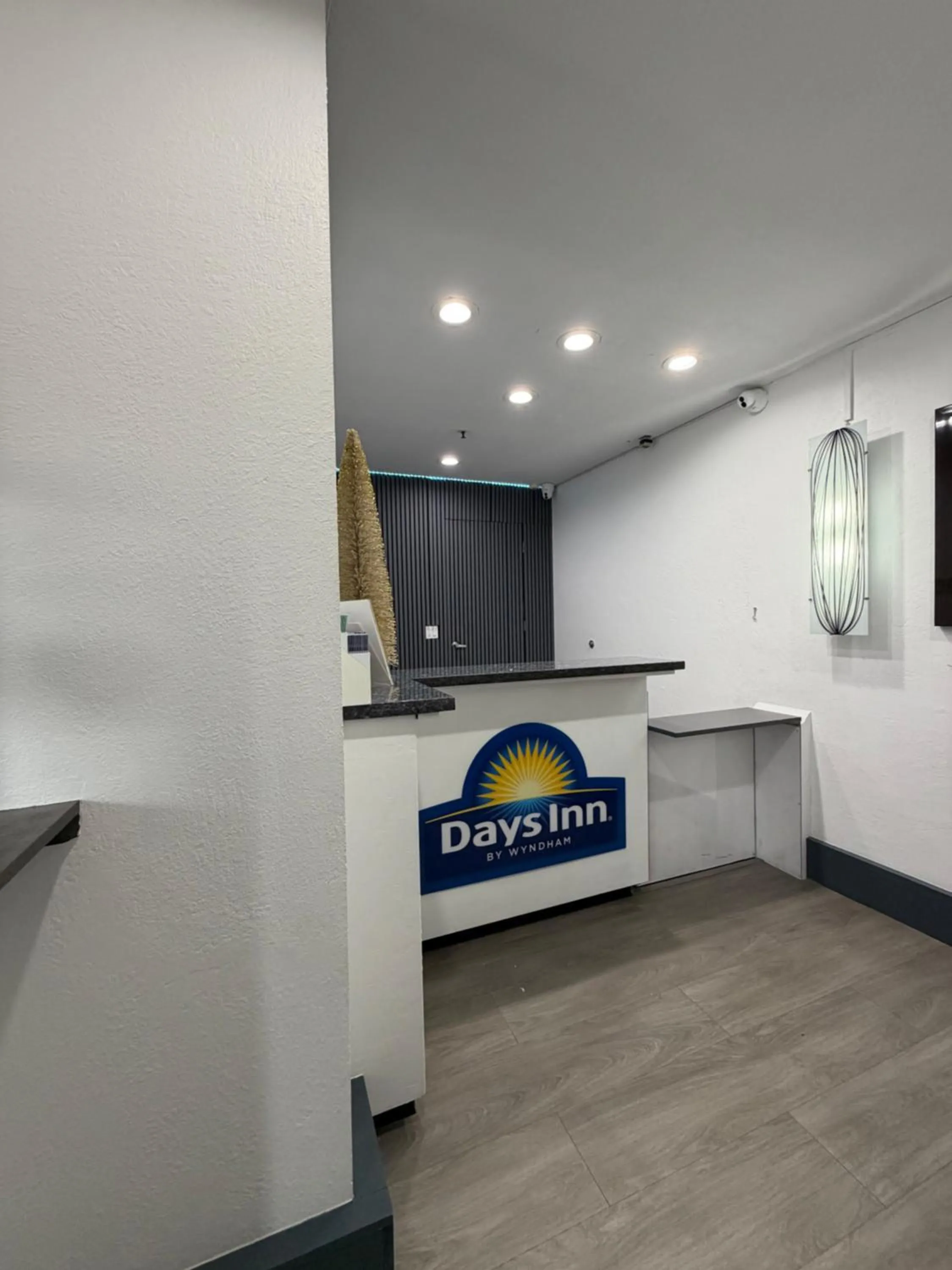 Lobby or reception in Days Inn by Wyndham San Francisco S/Oyster Point Airport