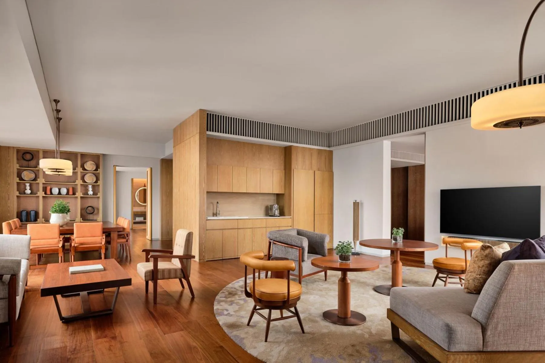 Living room in Andaz Singapore, By Hyatt