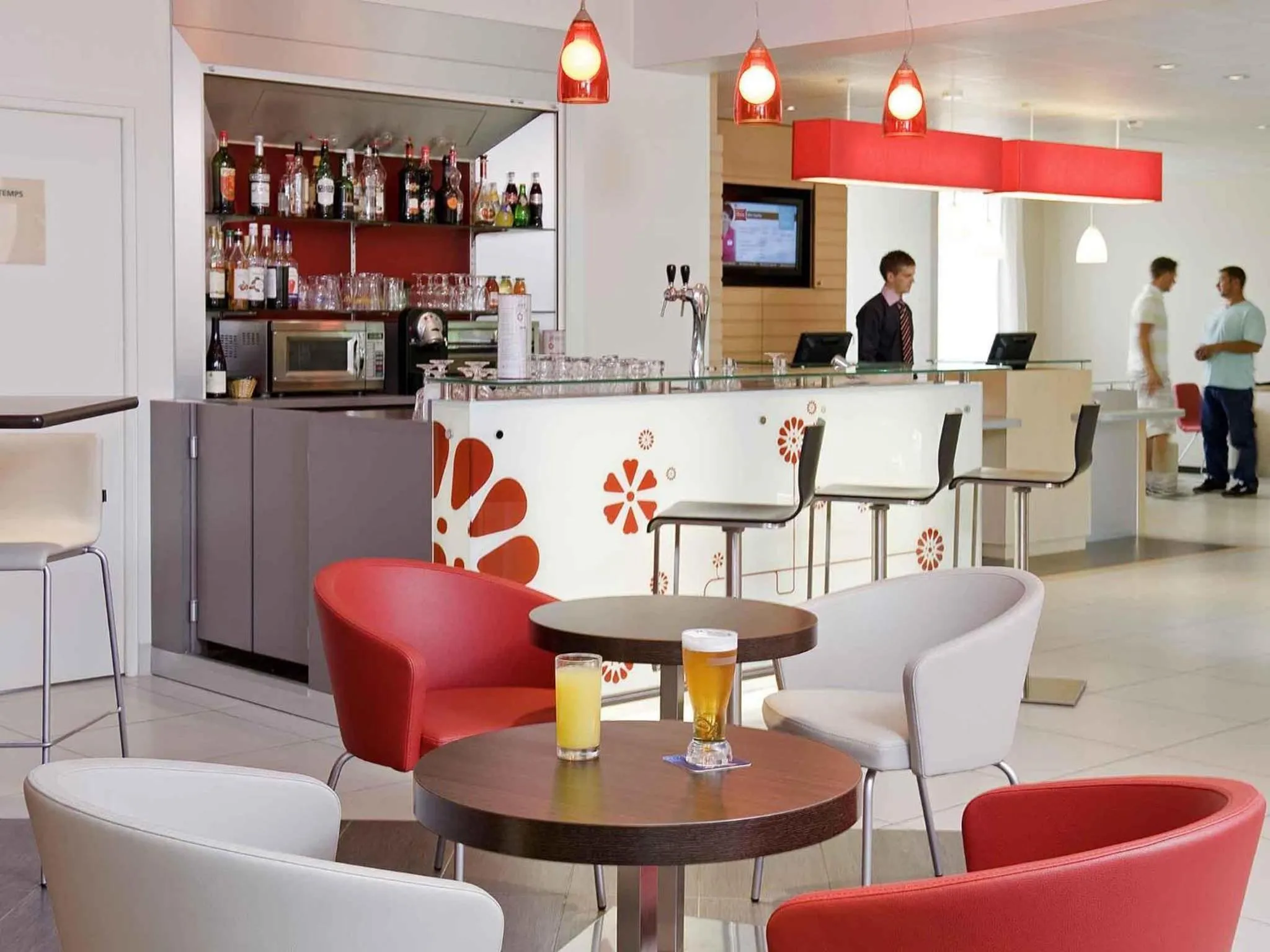 Lounge or bar in ibis Senlis