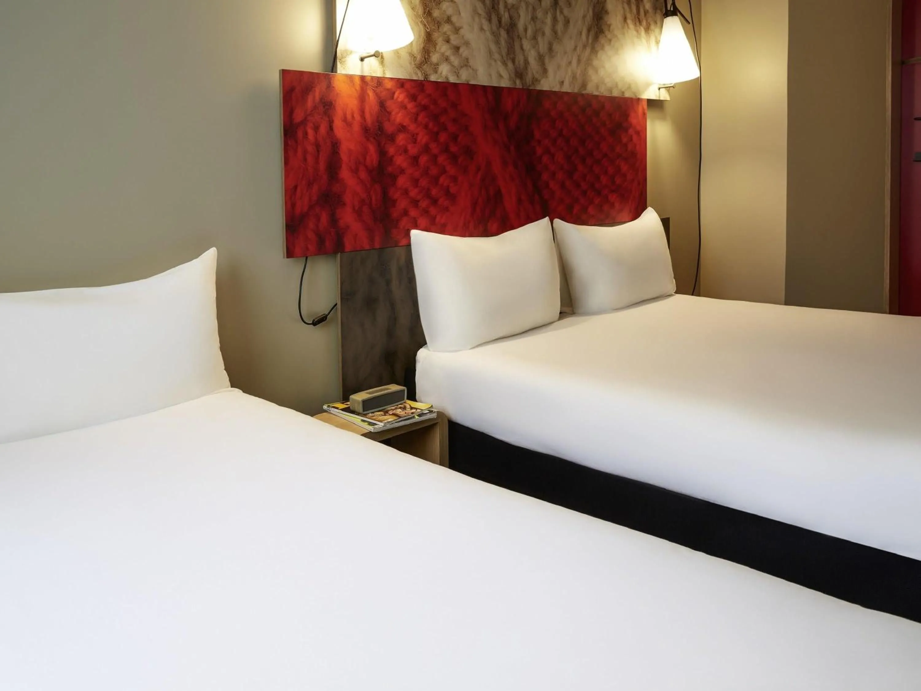 Bedroom, Bed in ibis Senlis