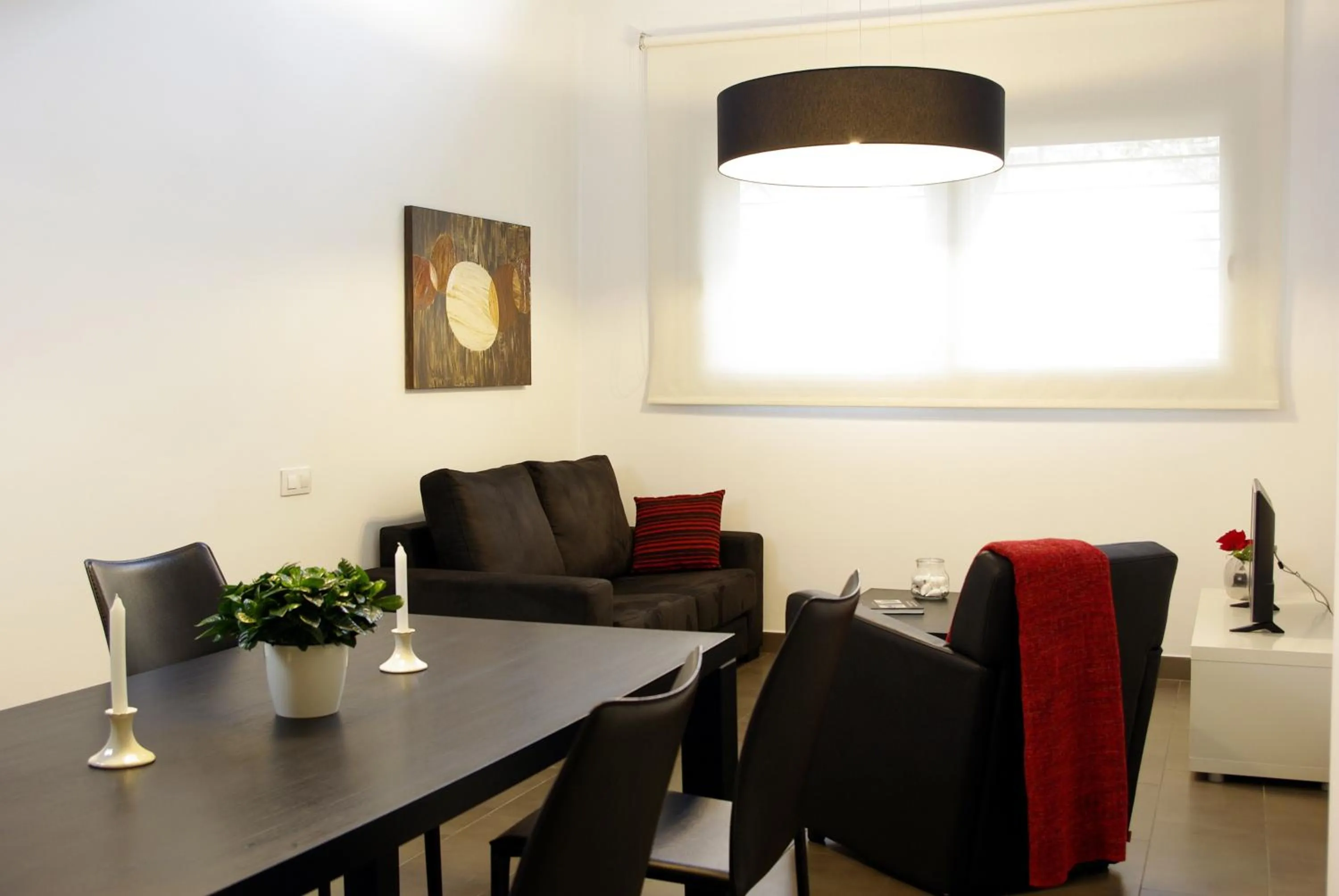 Dining area in 08028 Apartments