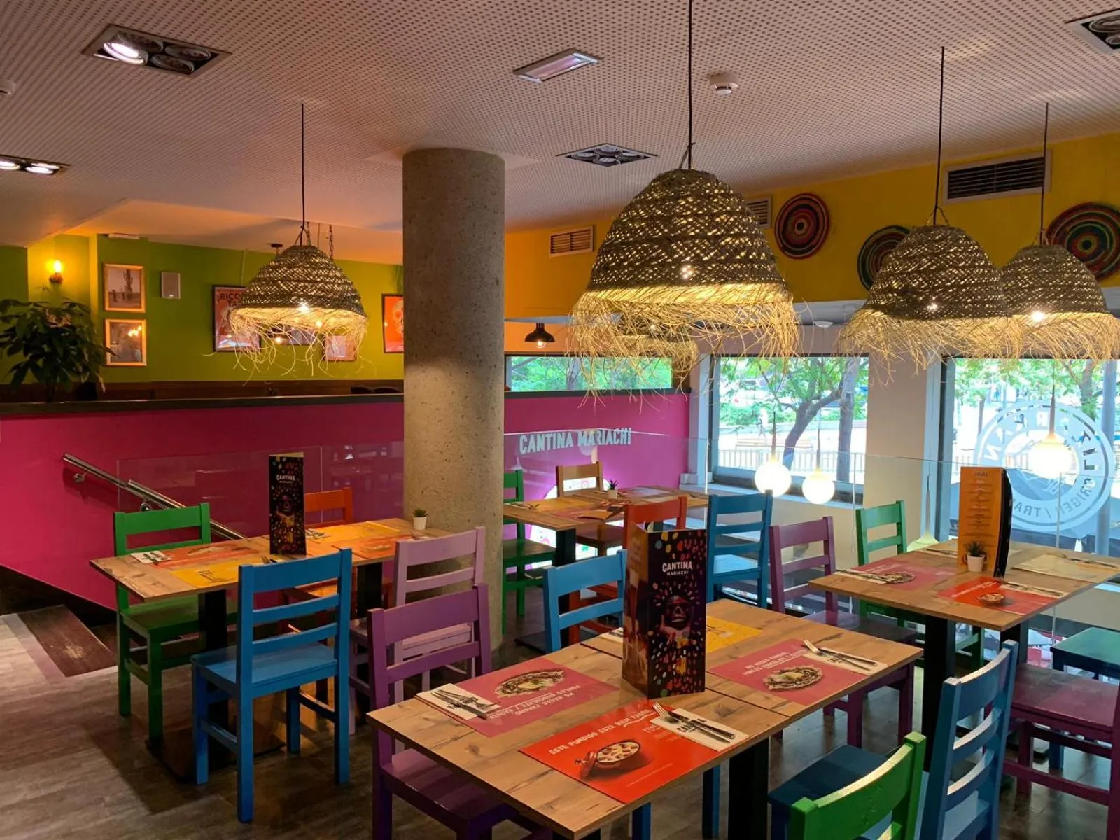 Restaurant/places to eat in 08028 Apartments