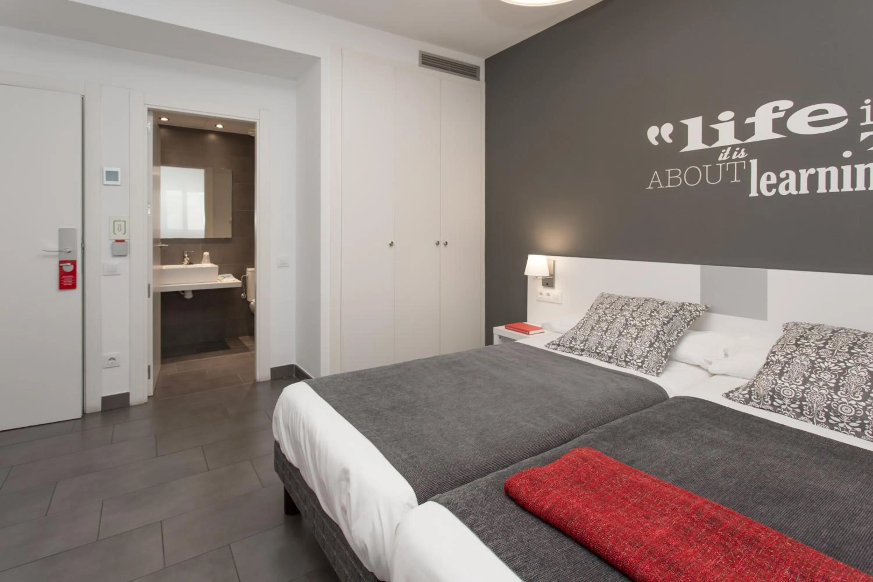 Decorative detail, Bed in 08028 Apartments