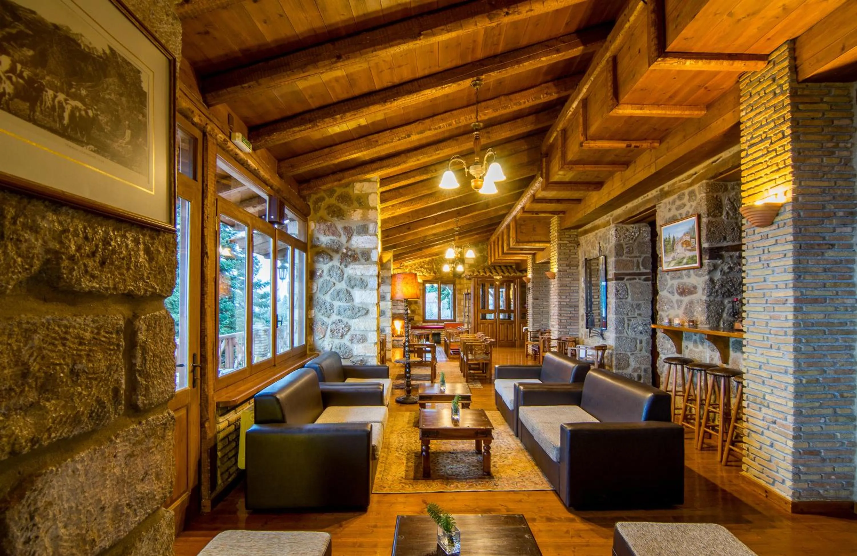 Communal lounge/ TV room in Pigi Tarlampa Hotel