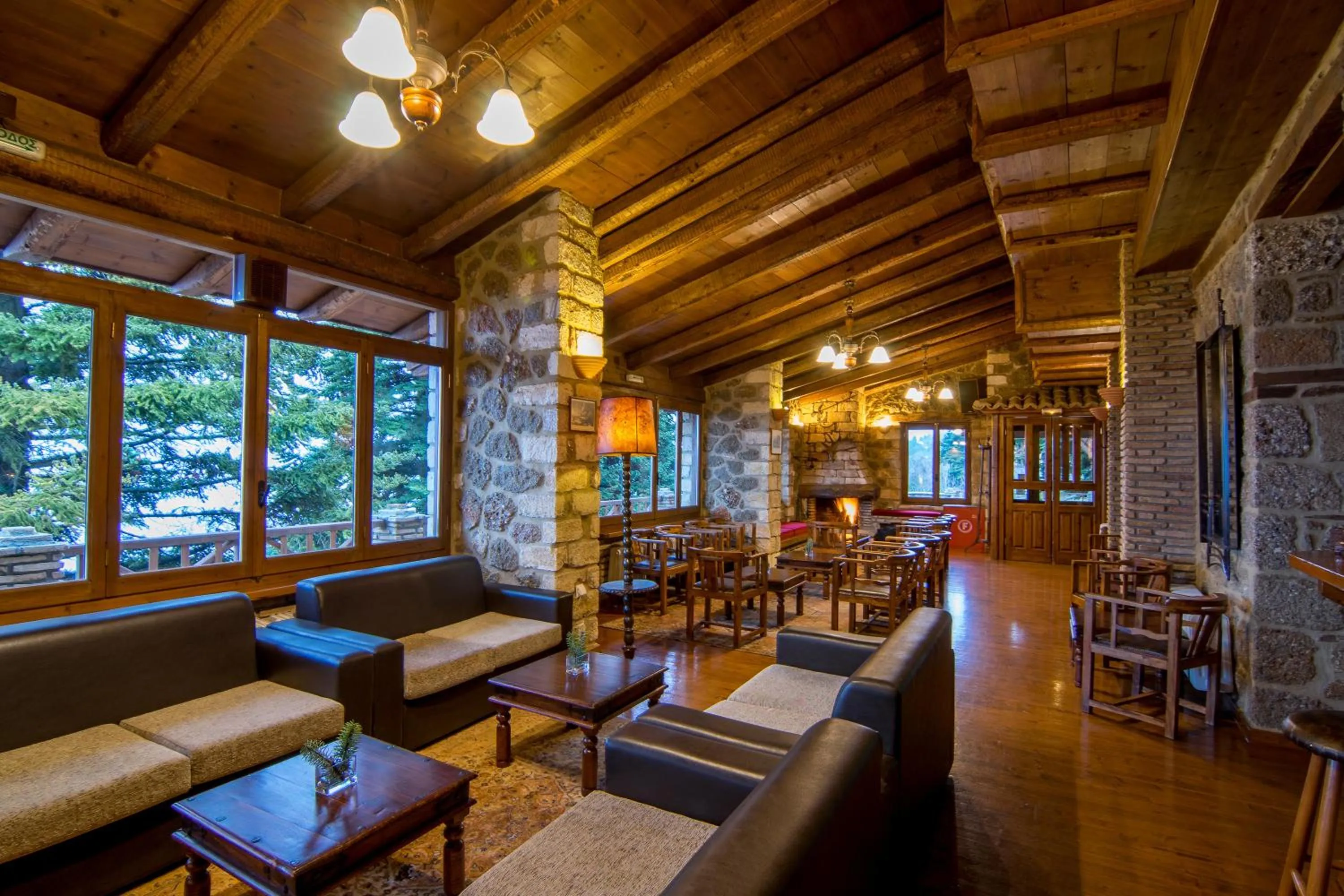 Communal lounge/ TV room in Pigi Tarlampa Hotel