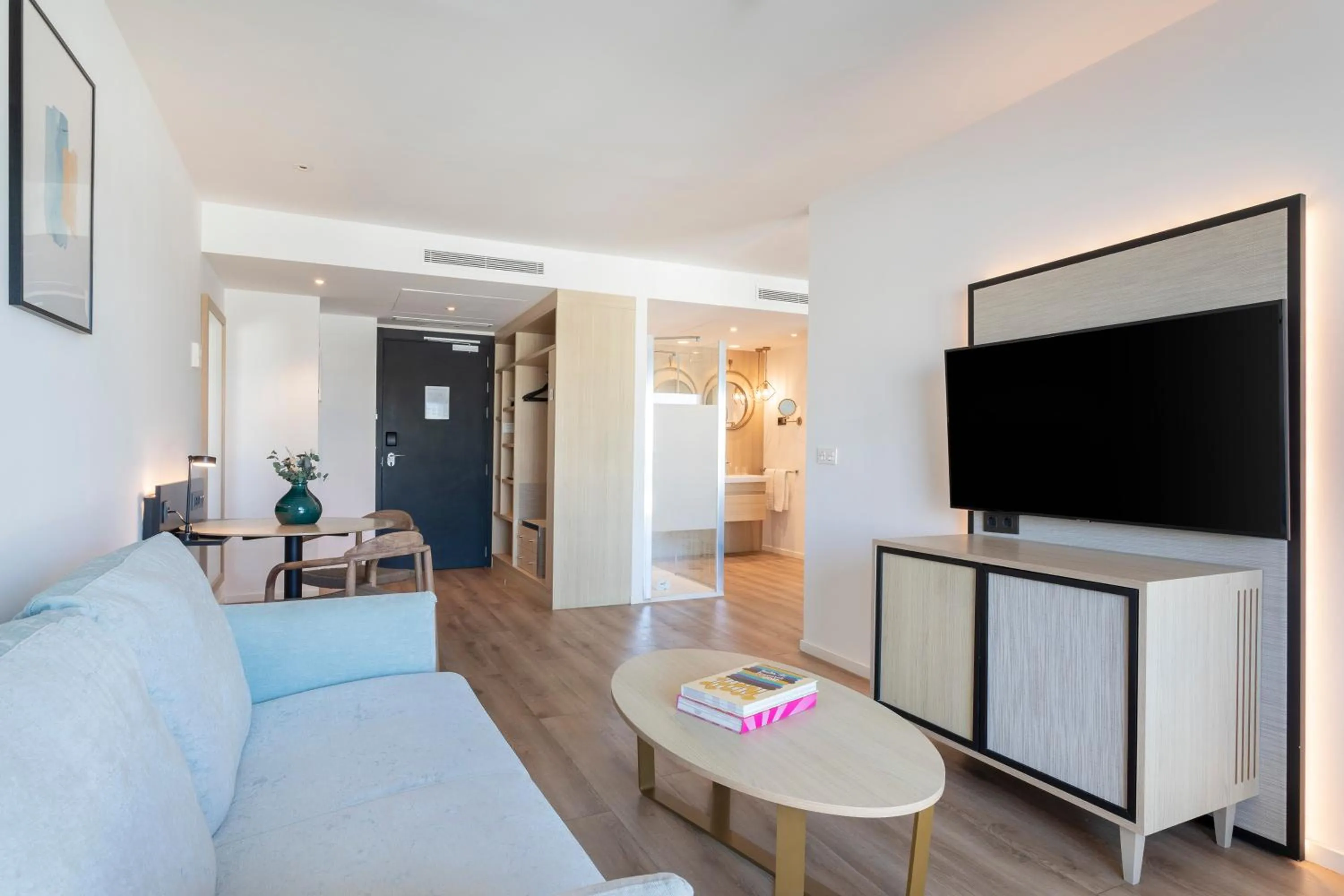 TV and multimedia in Suites del Mar by Melia