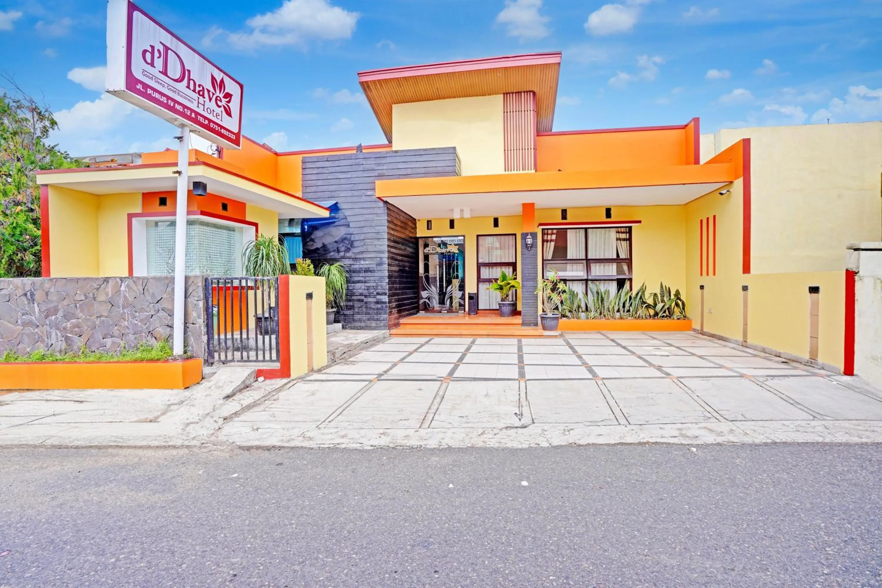 Facade/entrance in Hotel O Padang City Center Near Pantai Padang Formerly D'Dhave Hotel